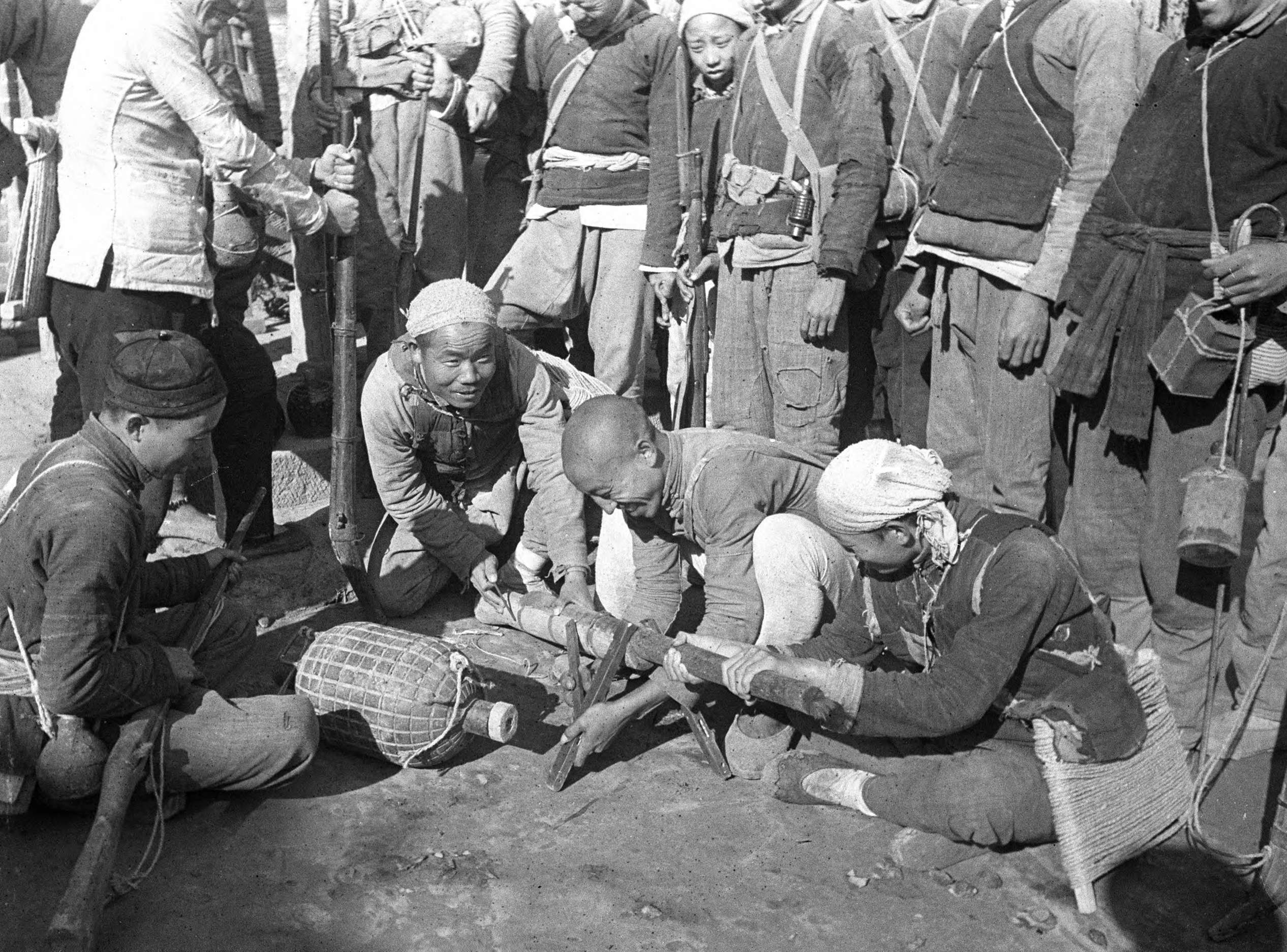【JPG清晰版】._延安民兵在制造地雷