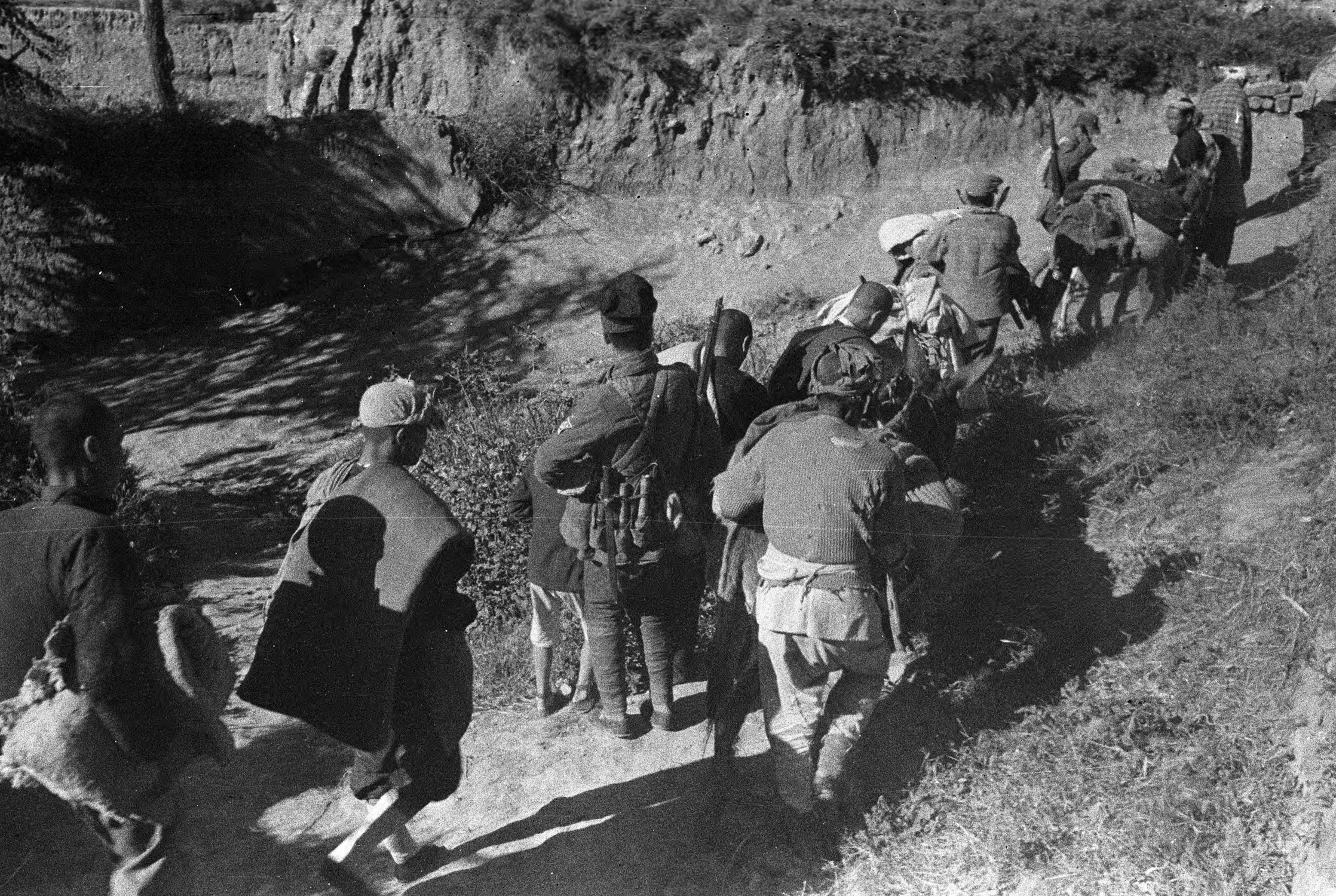 【JPG清晰版】._延安，民兵在山路上行走