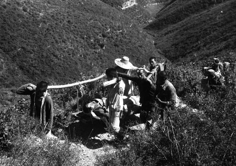【JPG清晰版】._延安，受伤士兵被担架抬上山