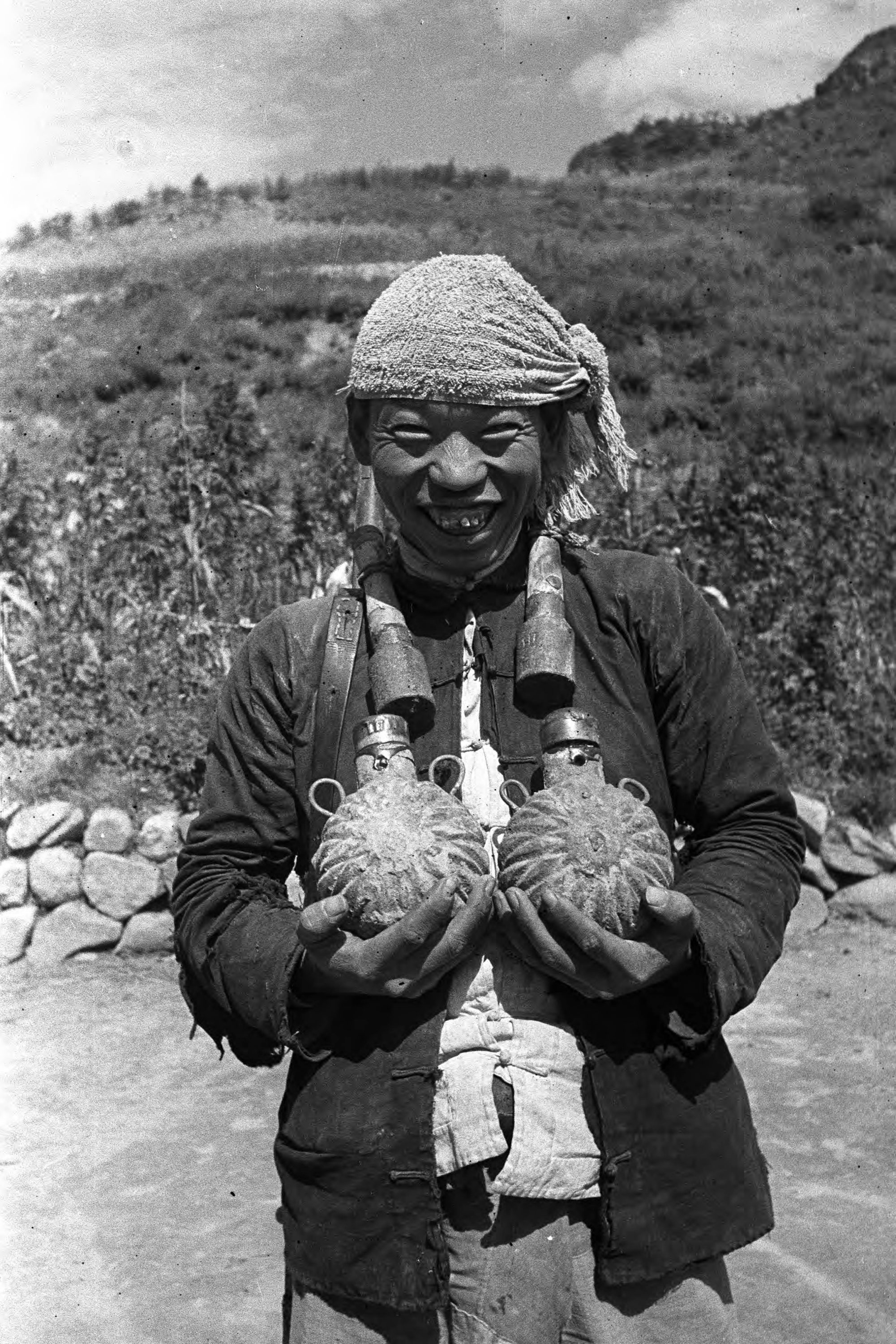 【JPG清晰版】._延安，民兵队员手持地雷