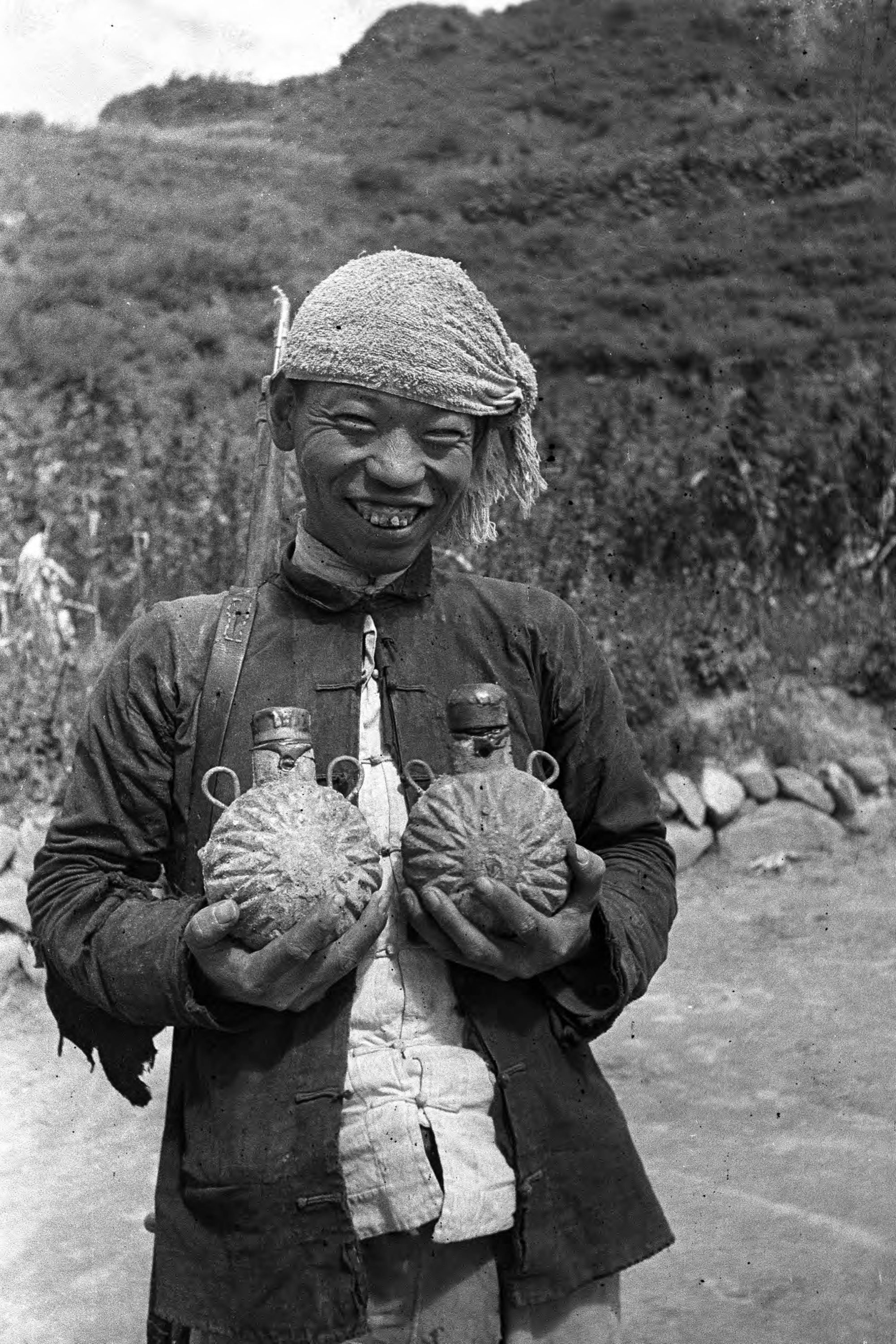 【JPG清晰版】._延安，民兵队员手持地雷