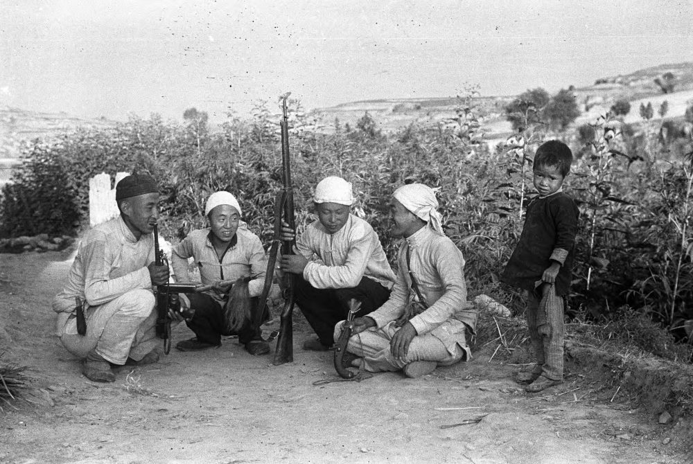 【JPG清晰版】._延安，人民民兵成员和儿童