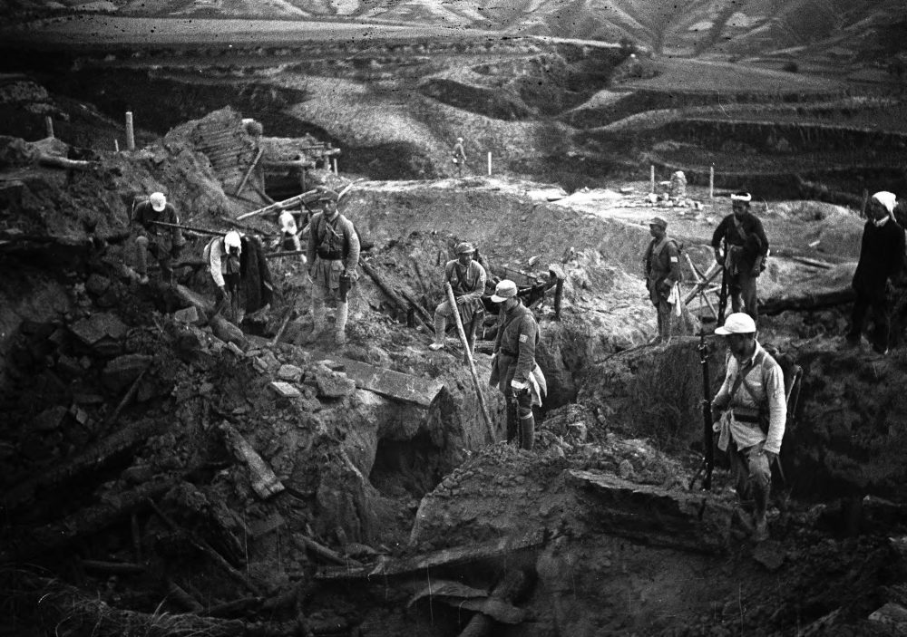 【JPG清晰版】._八路军士兵视察可能被摧毁的据点 【JPG清晰版】._八路军士兵视察可能被摧毁的据点