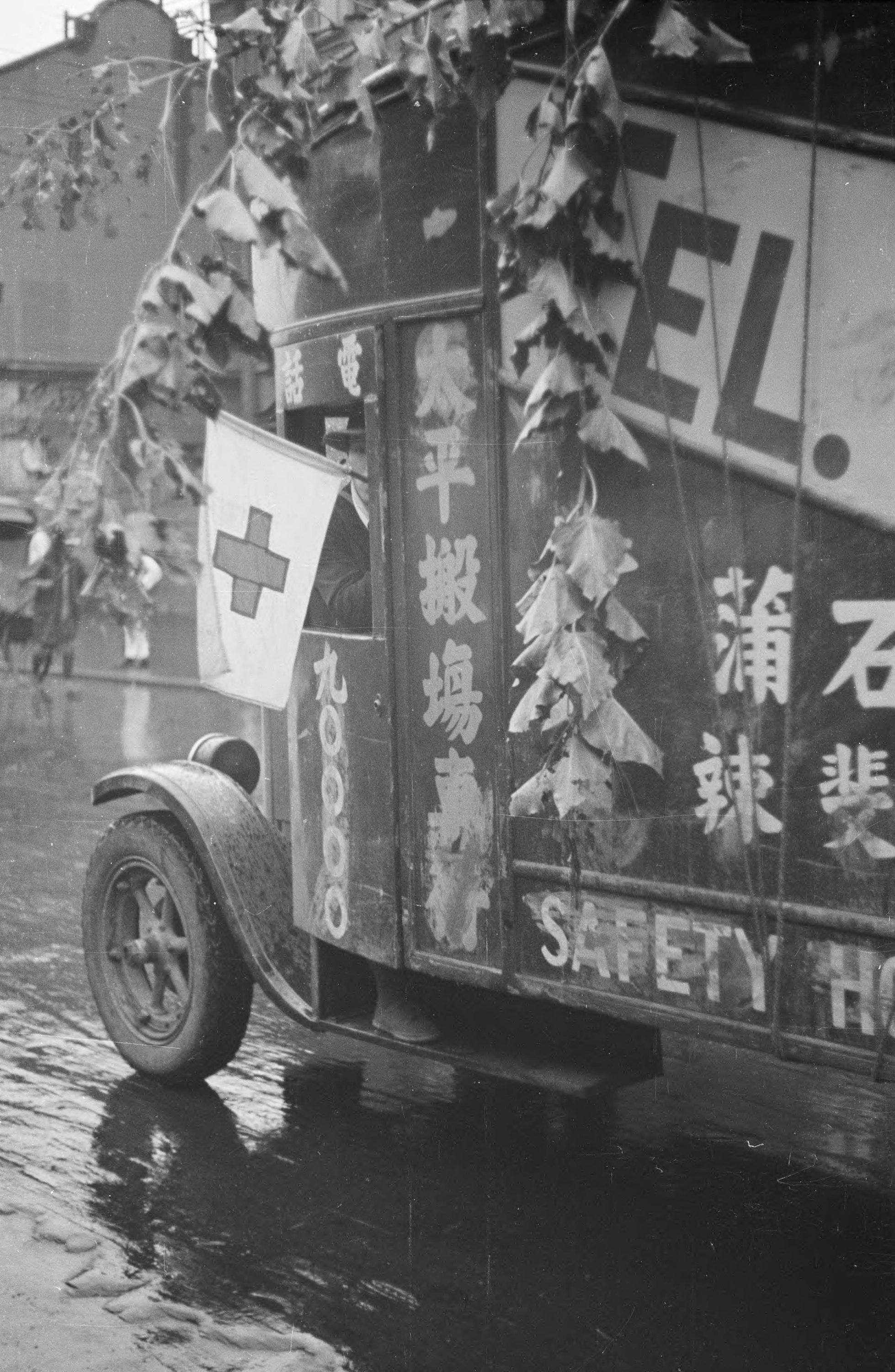 【JPG清晰版】._上海，一名男子在车窗外举着急救旗
