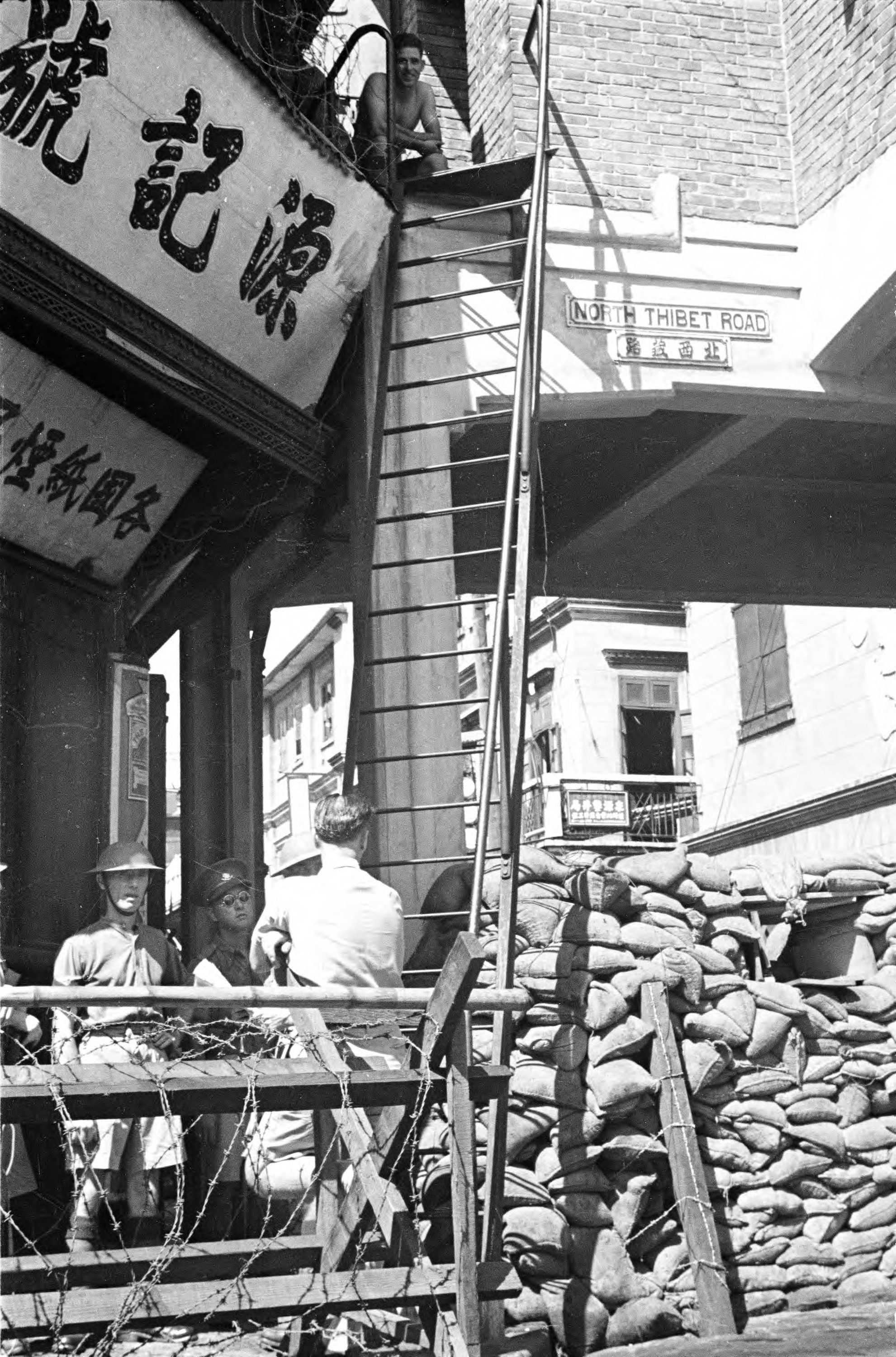 【JPG清晰版】._上海，被路障围住的建筑物