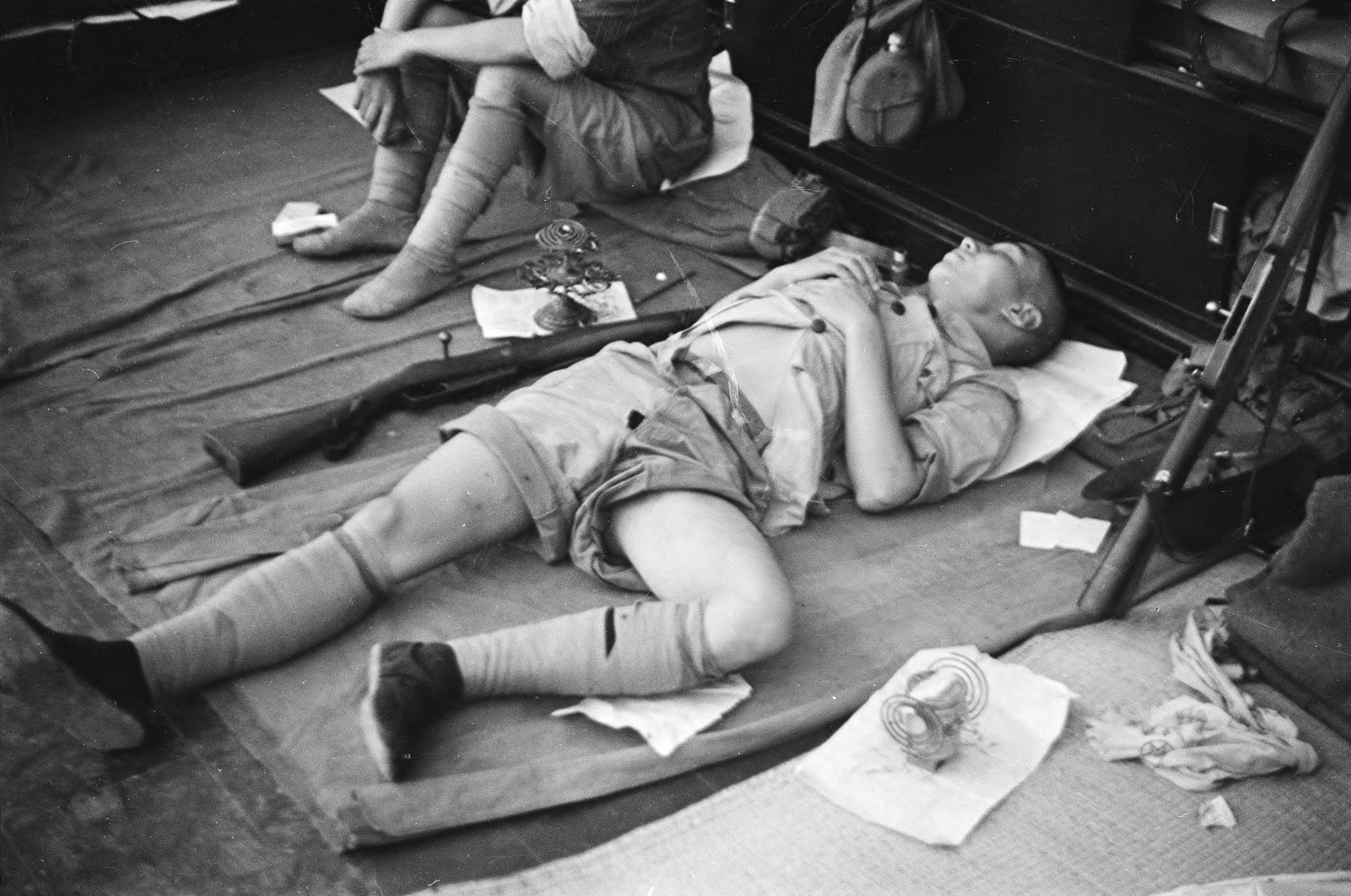 【JPG清晰版】._上海，士兵躺在地板上