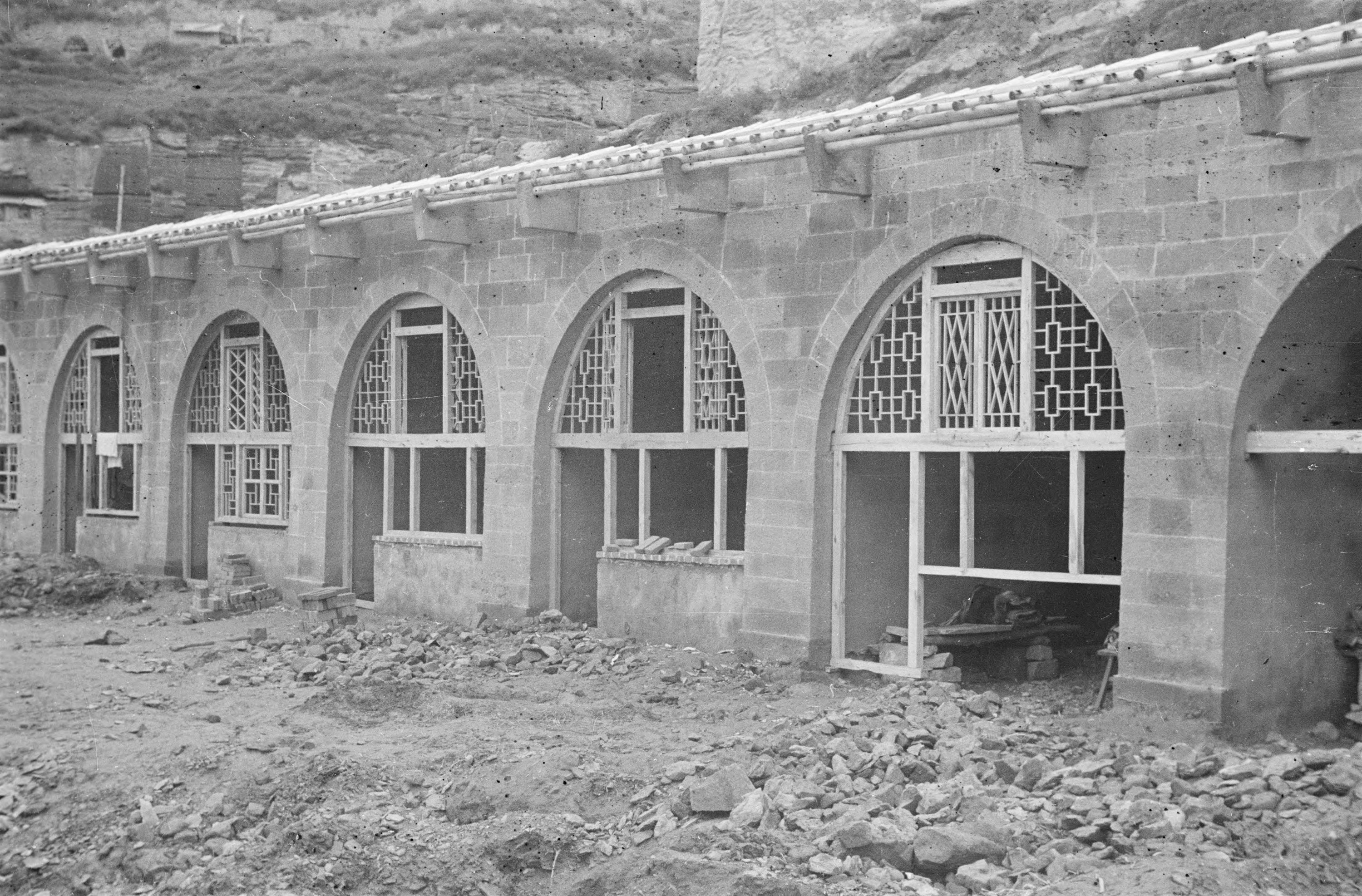 【JPG清晰版】._延安，正在建造的悬崖住宅