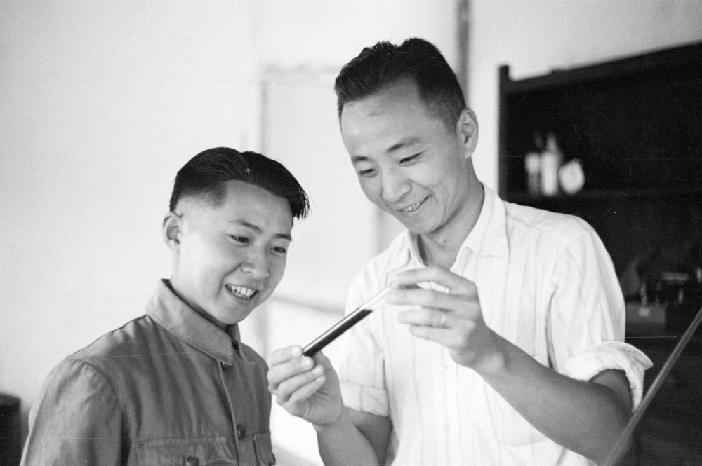 【JPG清晰版】._贵阳，男子在实验室里观察试管