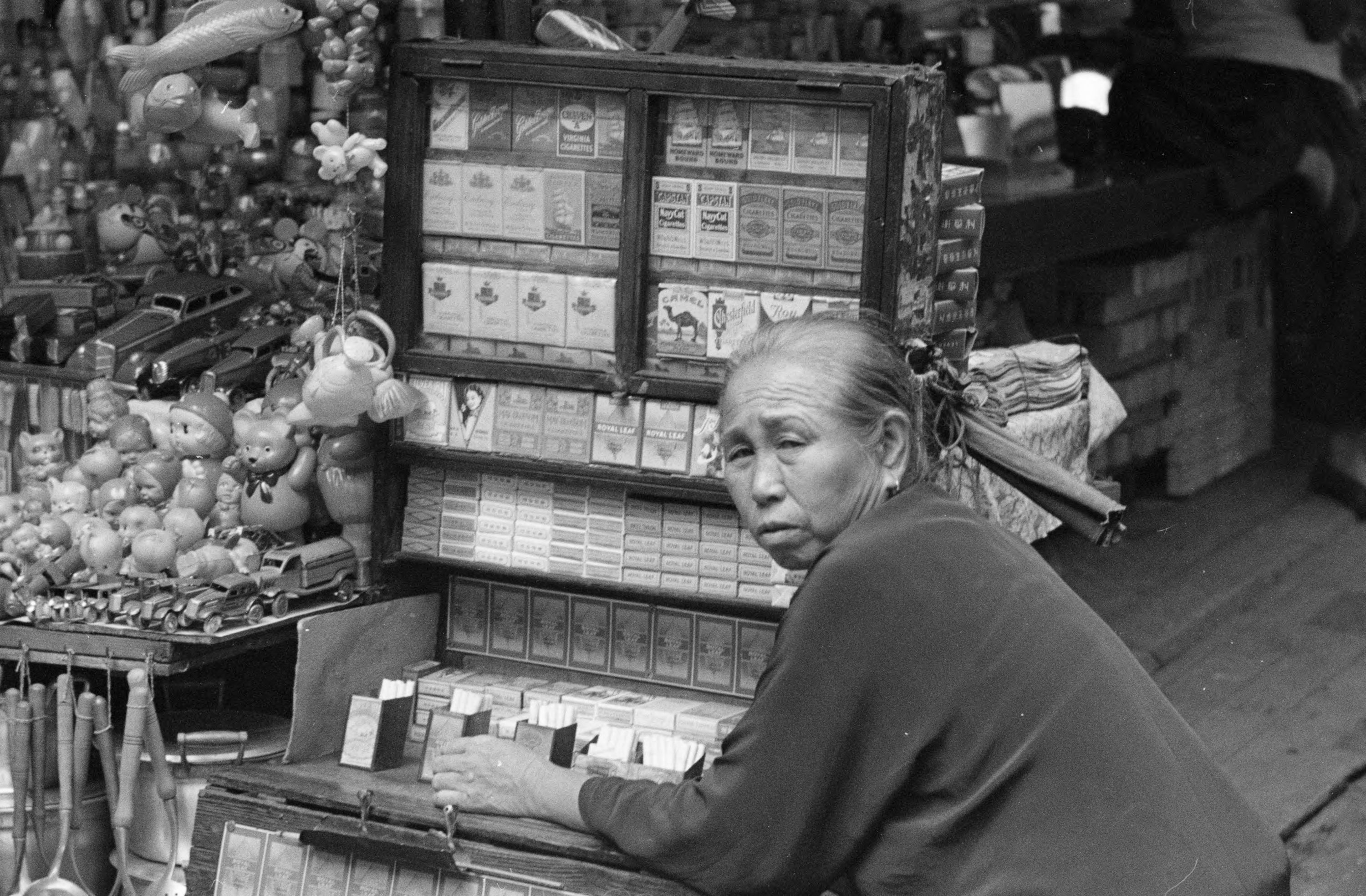【JPG清晰版】._香港，卖玩具和香烟的街头小贩