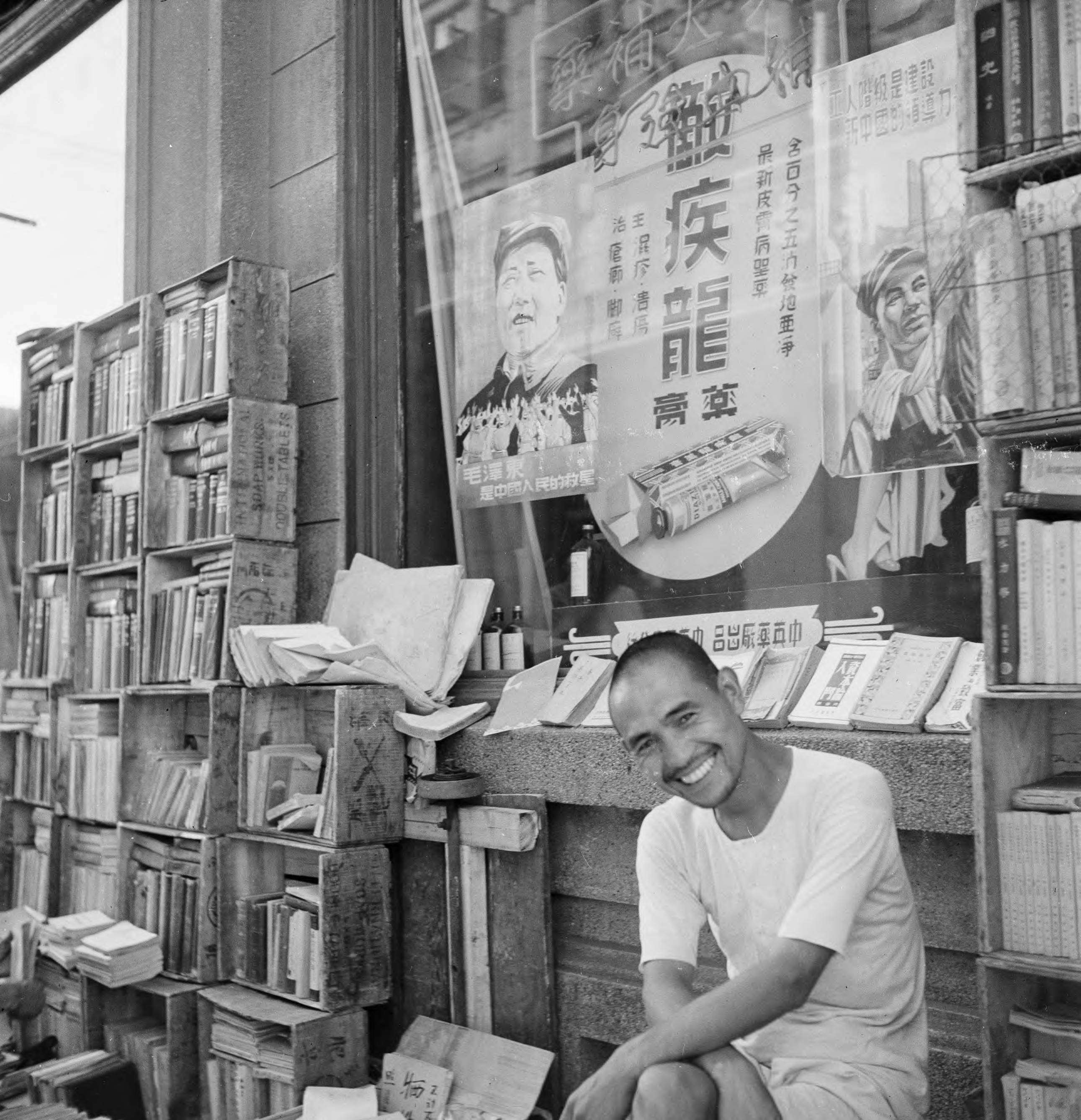 【JPG清晰版】._上海，书商在橱窗中展示毛泽东画像