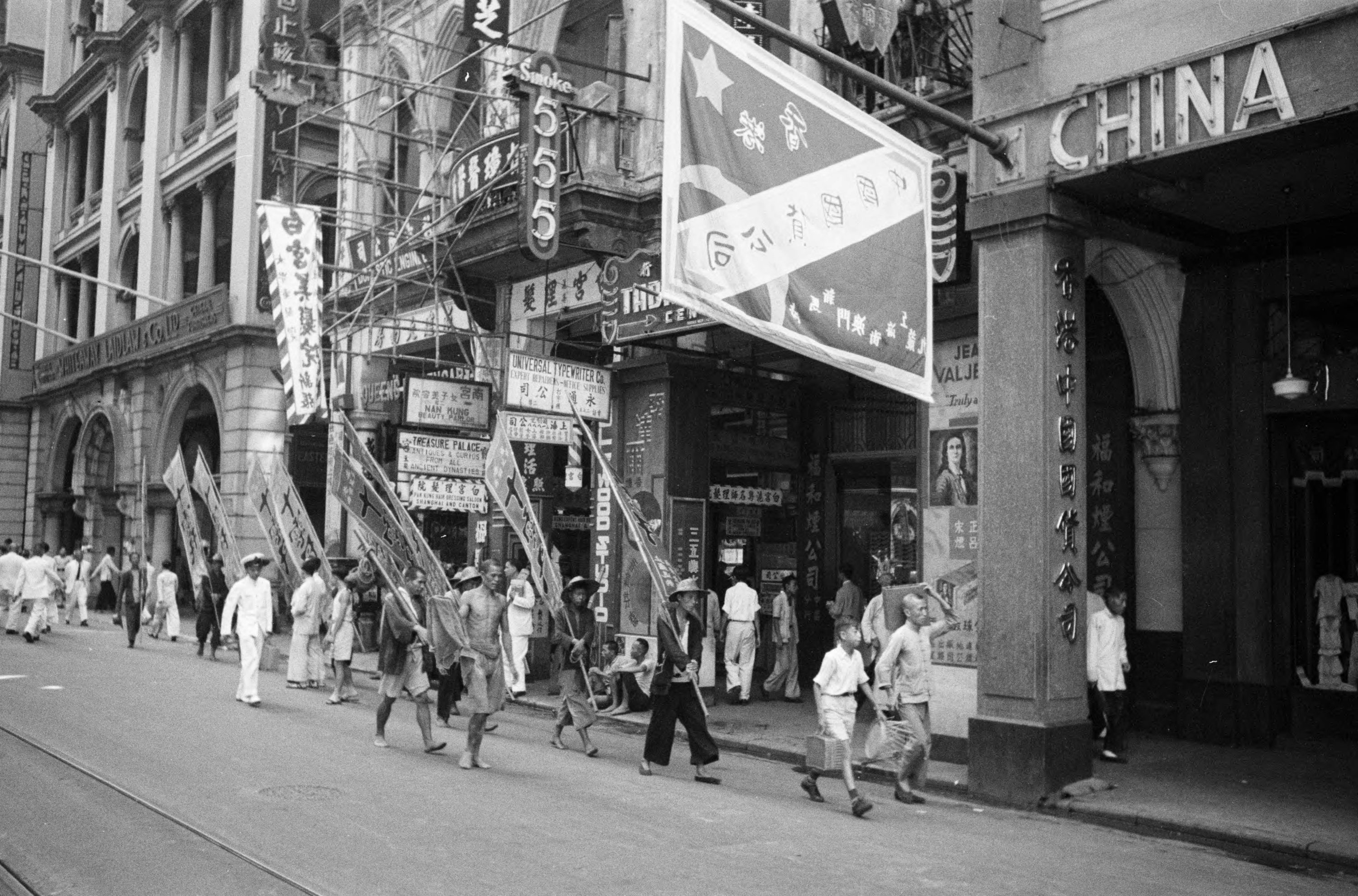 【JPG清晰版】._香港，商业街上举着标语的人