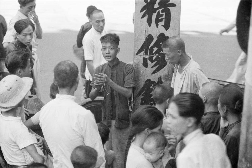 【JPG清晰版】._香港，人群观看男孩在街头示威
