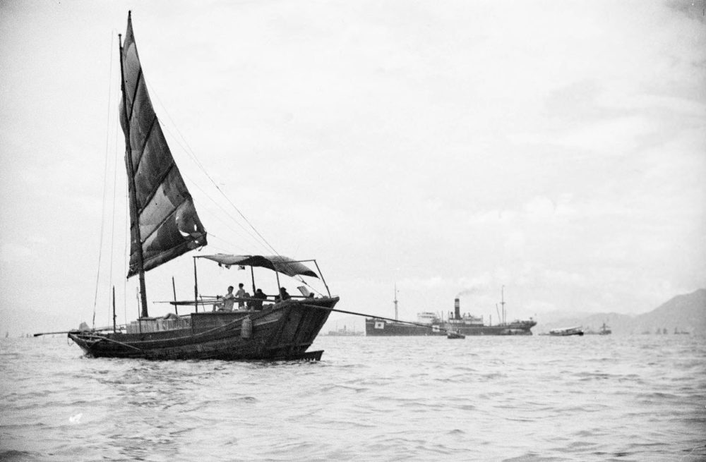 【JPG清晰版】._香港，维多利亚港的帆船，背景为客船