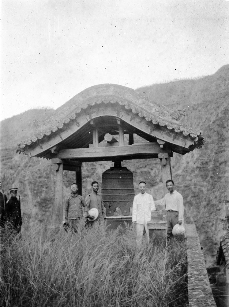 【JPG清晰版】._凤凰村，地方官、警察局长和其他男子站在寺庙的钟前