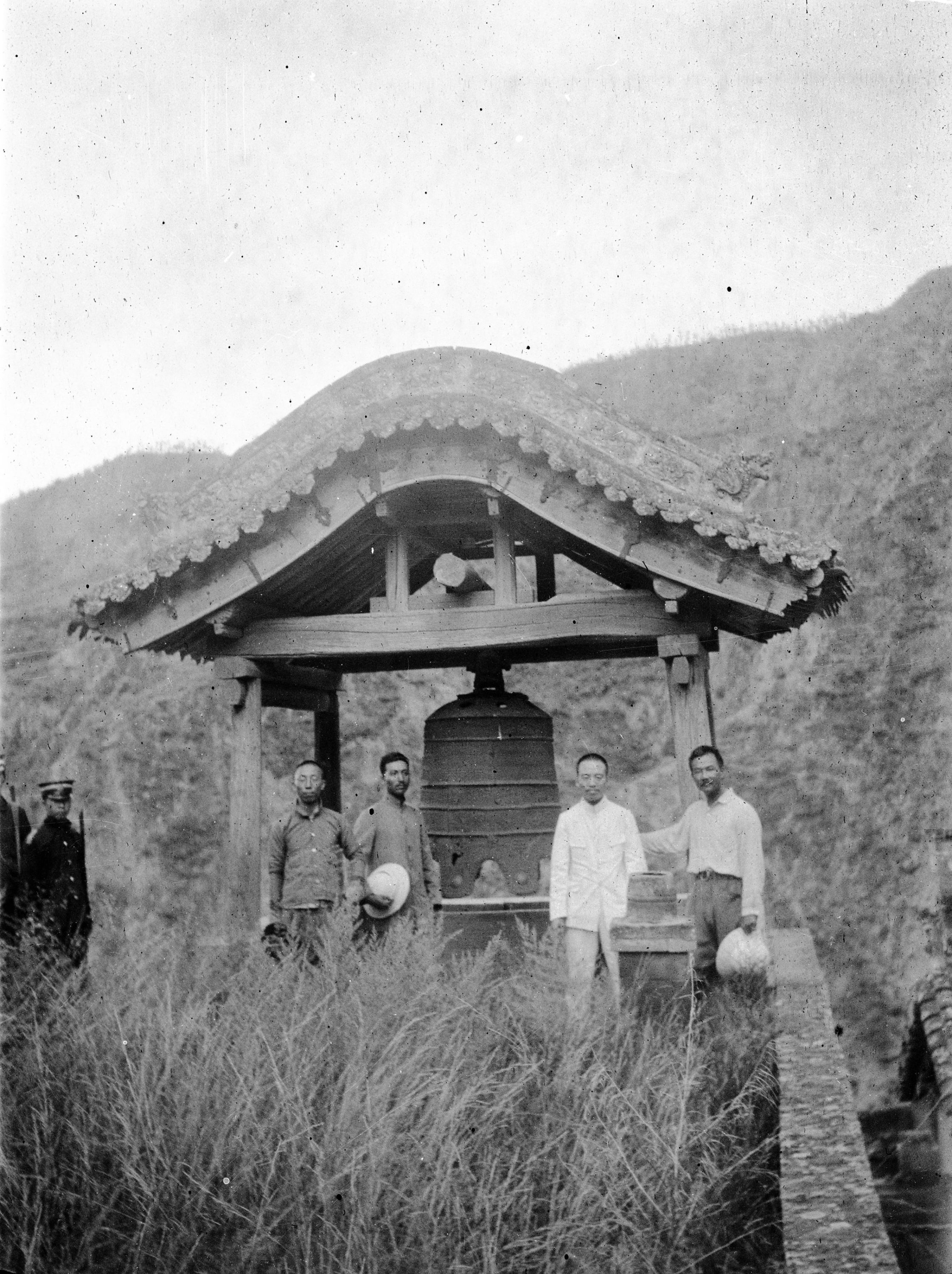【JPG清晰版】._凤凰村，地方官、警察局长和其他男子站在寺庙的钟前