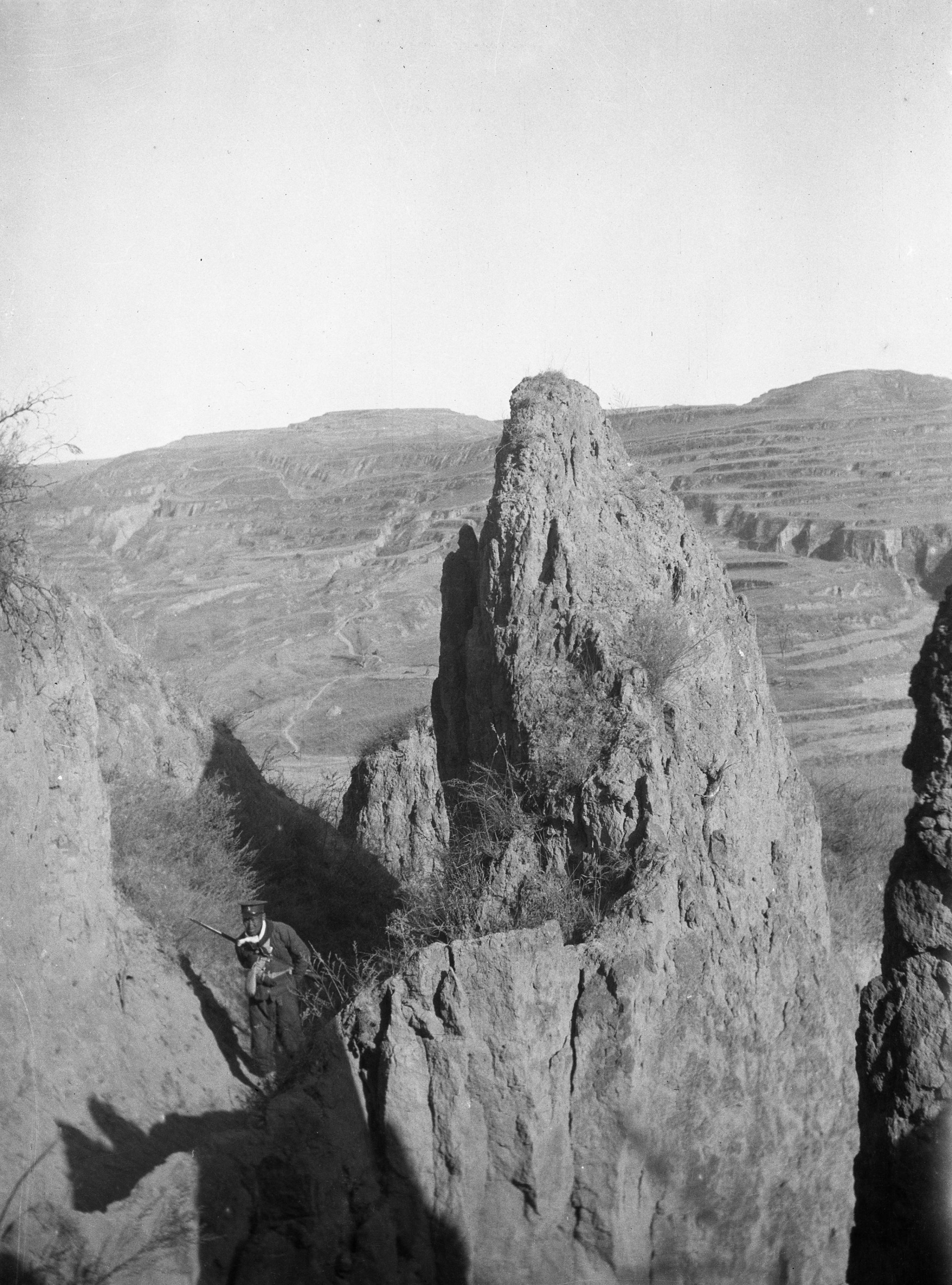 【JPG清晰版】._陕西省，士兵正在爬富县和张村驿之间的黄土山陡坡