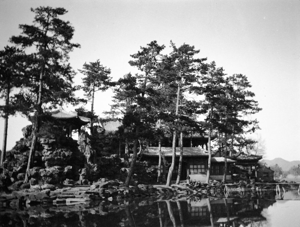 【JPG清晰版】._承德，承德避暑山庄湖边建筑景观