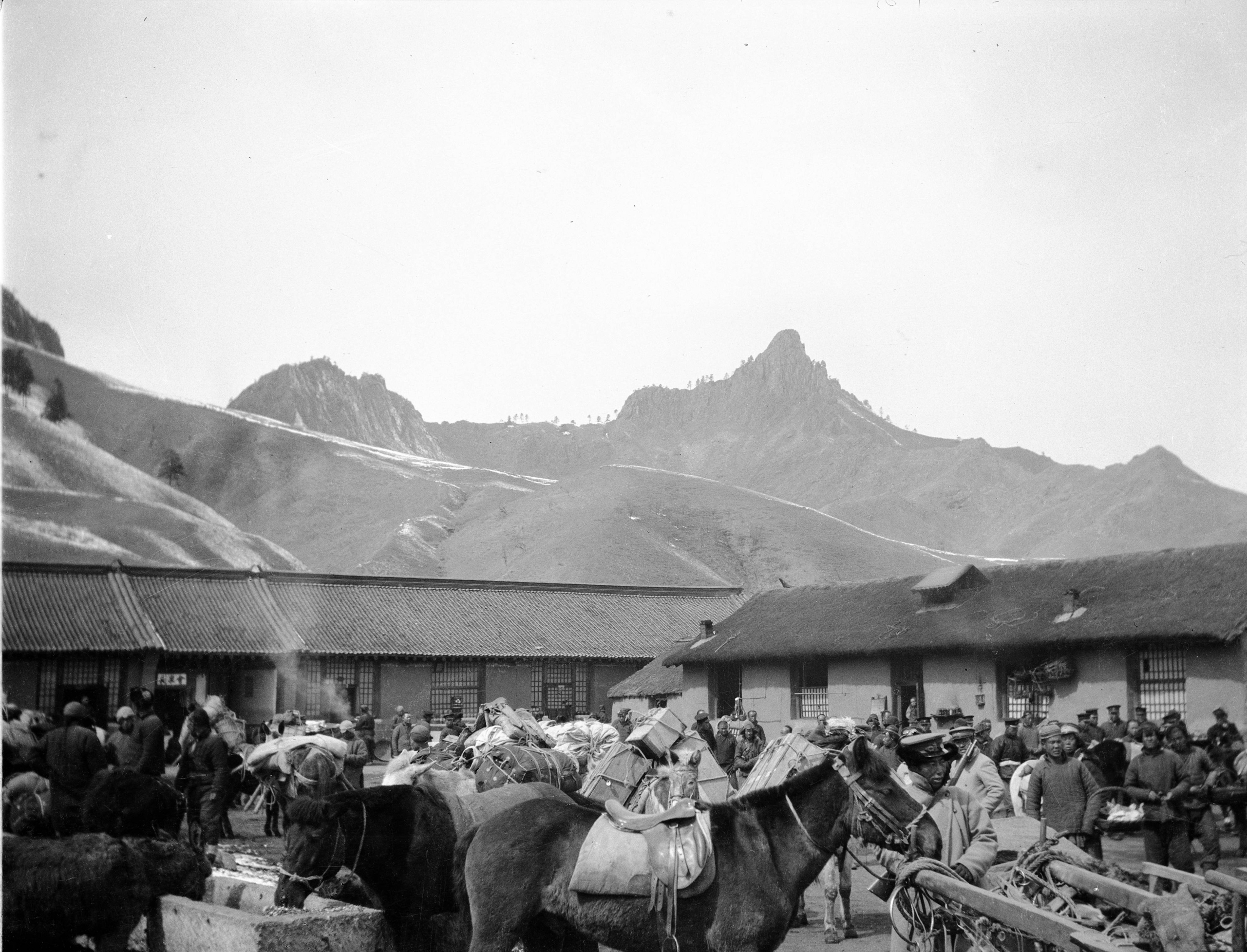 【JPG清晰版】._旅客在山脚下村庄的大篷车旅馆休息