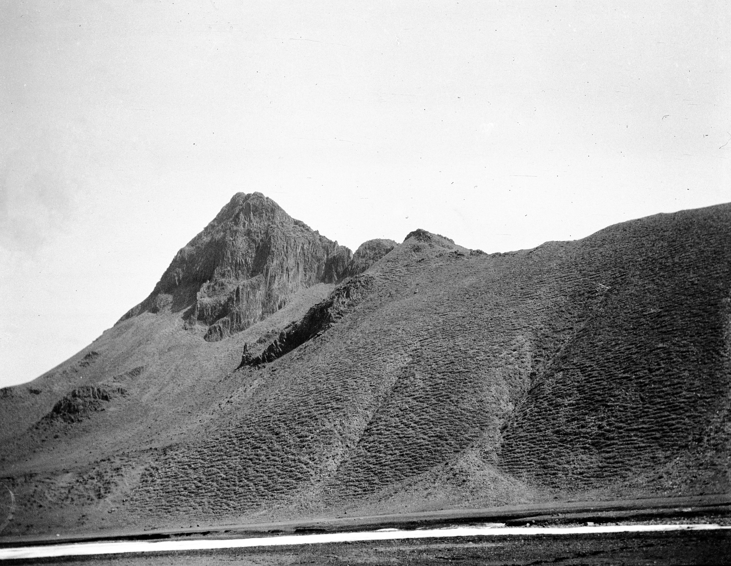 【JPG清晰版】._河北省，独市口以北山峰上的火山岩层景观