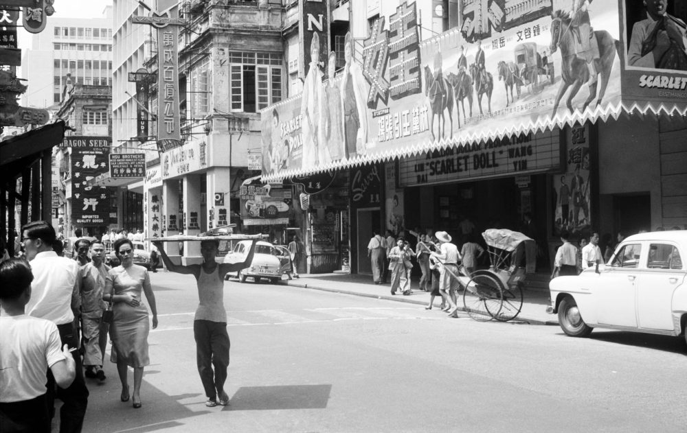 【JPG清晰版】._香港维多利亚电影院前的街景