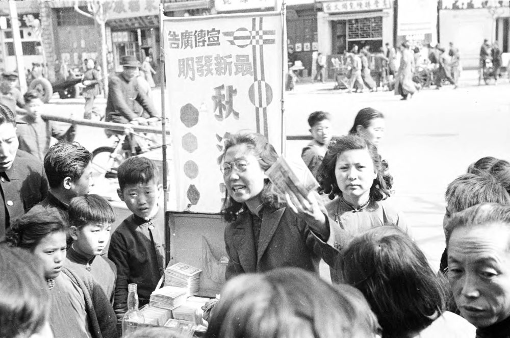 【JPG清晰版】._上海，人们聚集在街头小贩周围兜售商品