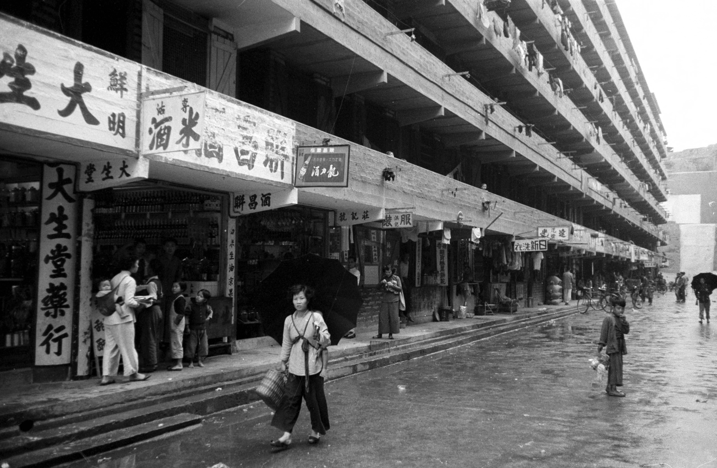 【JPG清晰版】._香港，人们在石硖尾邨公共房屋大楼的店铺外