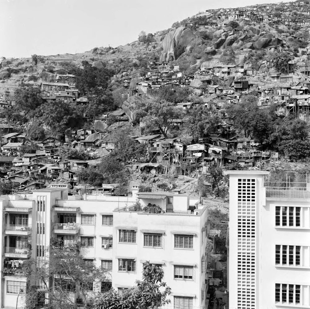 【JPG清晰版】._香港，现代建筑后面山坡上的难民棚屋