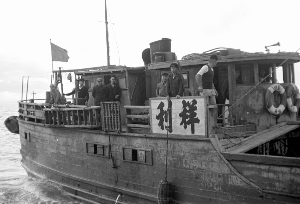 【JPG清晰版】._香港，大屿山附近一艘船的甲板上，男人们
