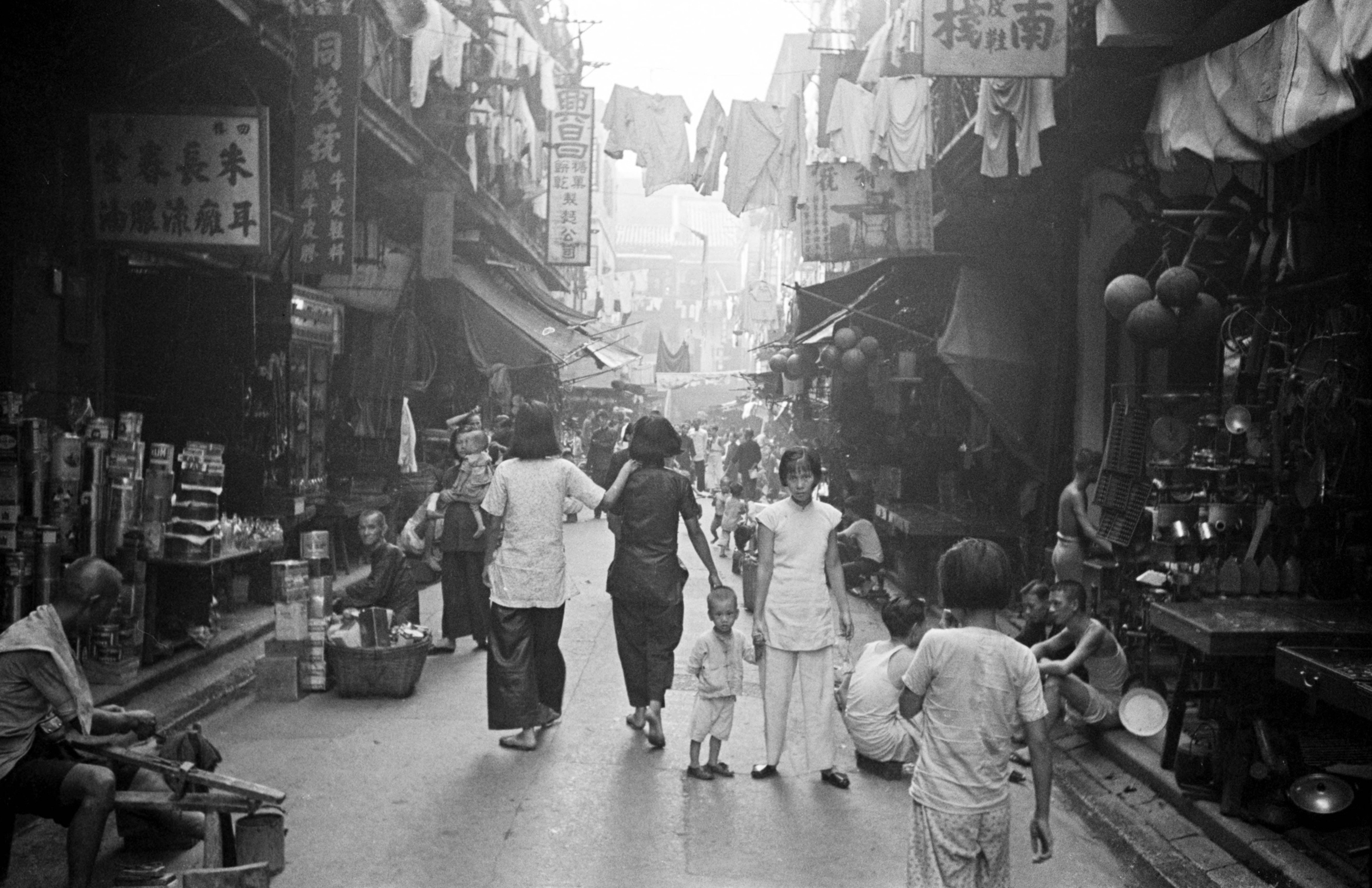 【JPG清晰版】._香港，人们走过商店林立的街道