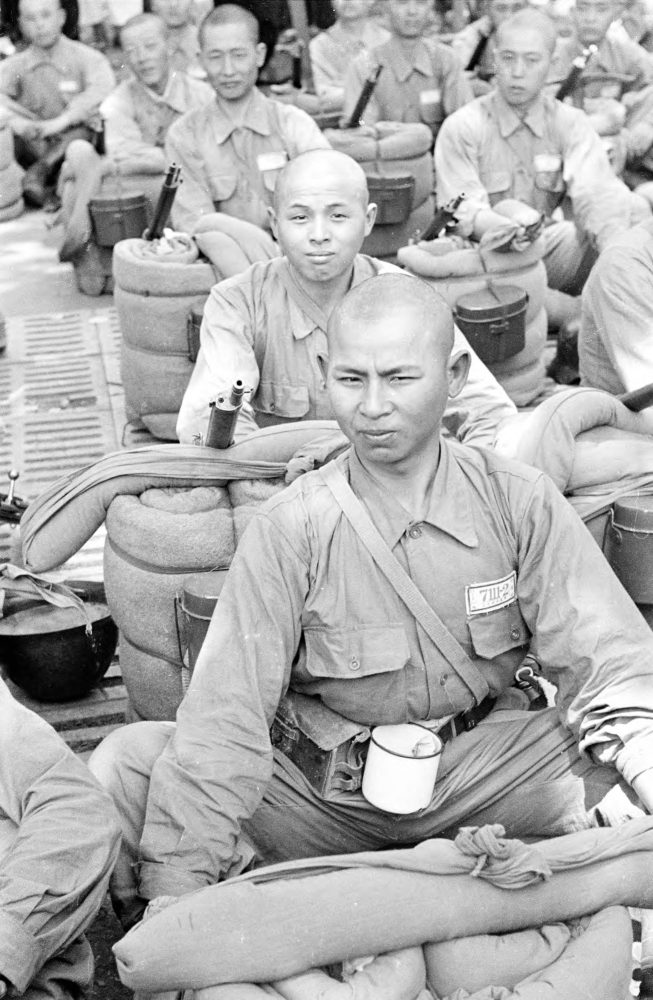 【JPG清晰版】._上海，士兵们围坐在一起，身边带着床垫和步枪
