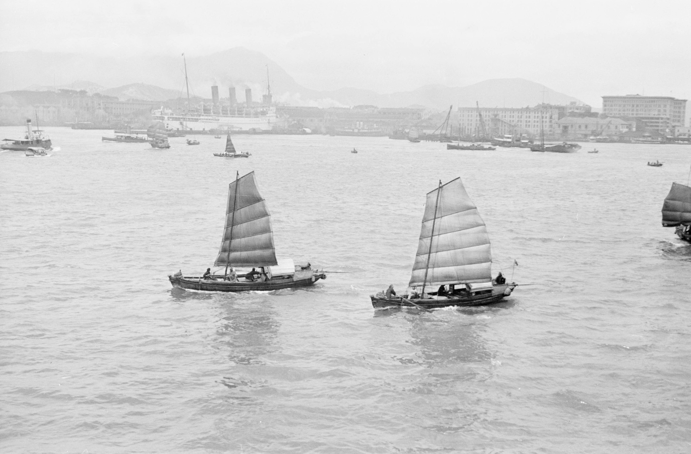 【JPG清晰版】._香港，帆船在港口航行，海岸线上城市景观