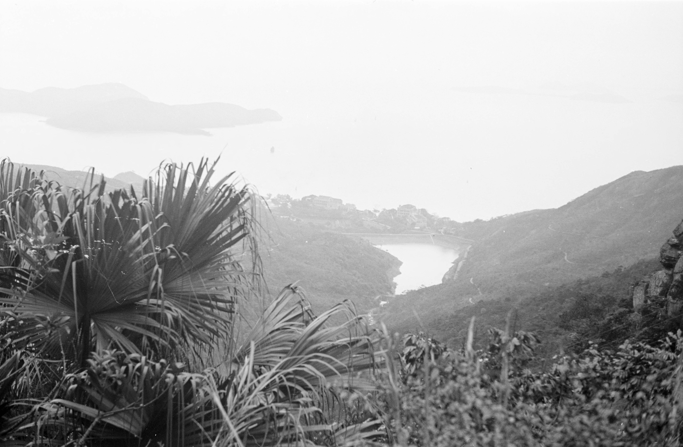 【JPG清晰版】._香港，山间水库延伸至岸边的景色