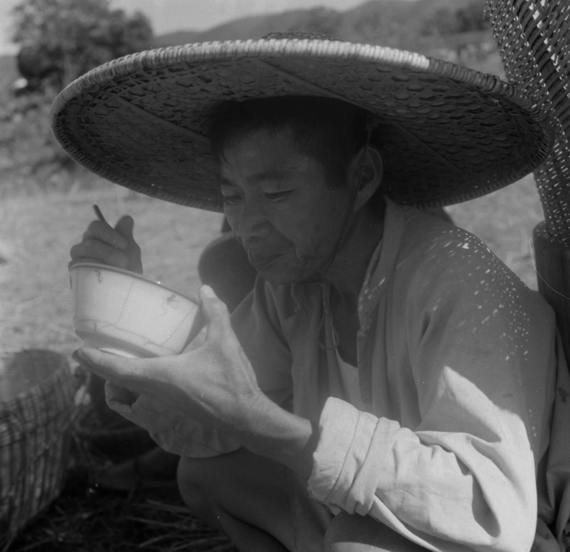 【JPG清晰版】._香港，戴帽子的男人吃碗食物