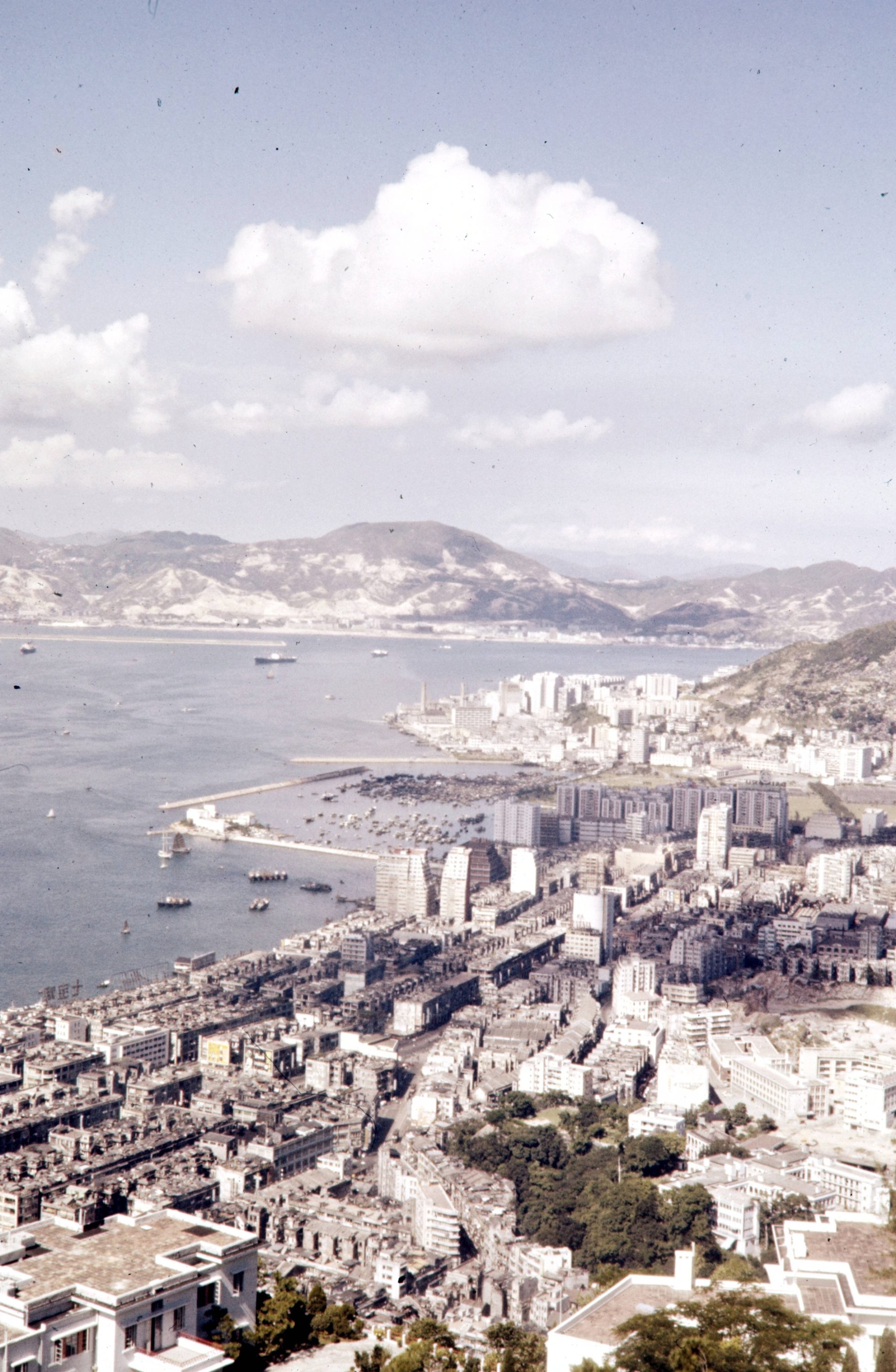 【JPG清晰版】._香港，城市和海港景观