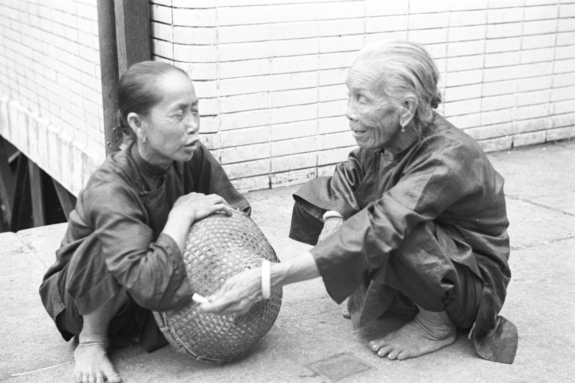 【JPG清晰版】._香港，妇女坐在码头上