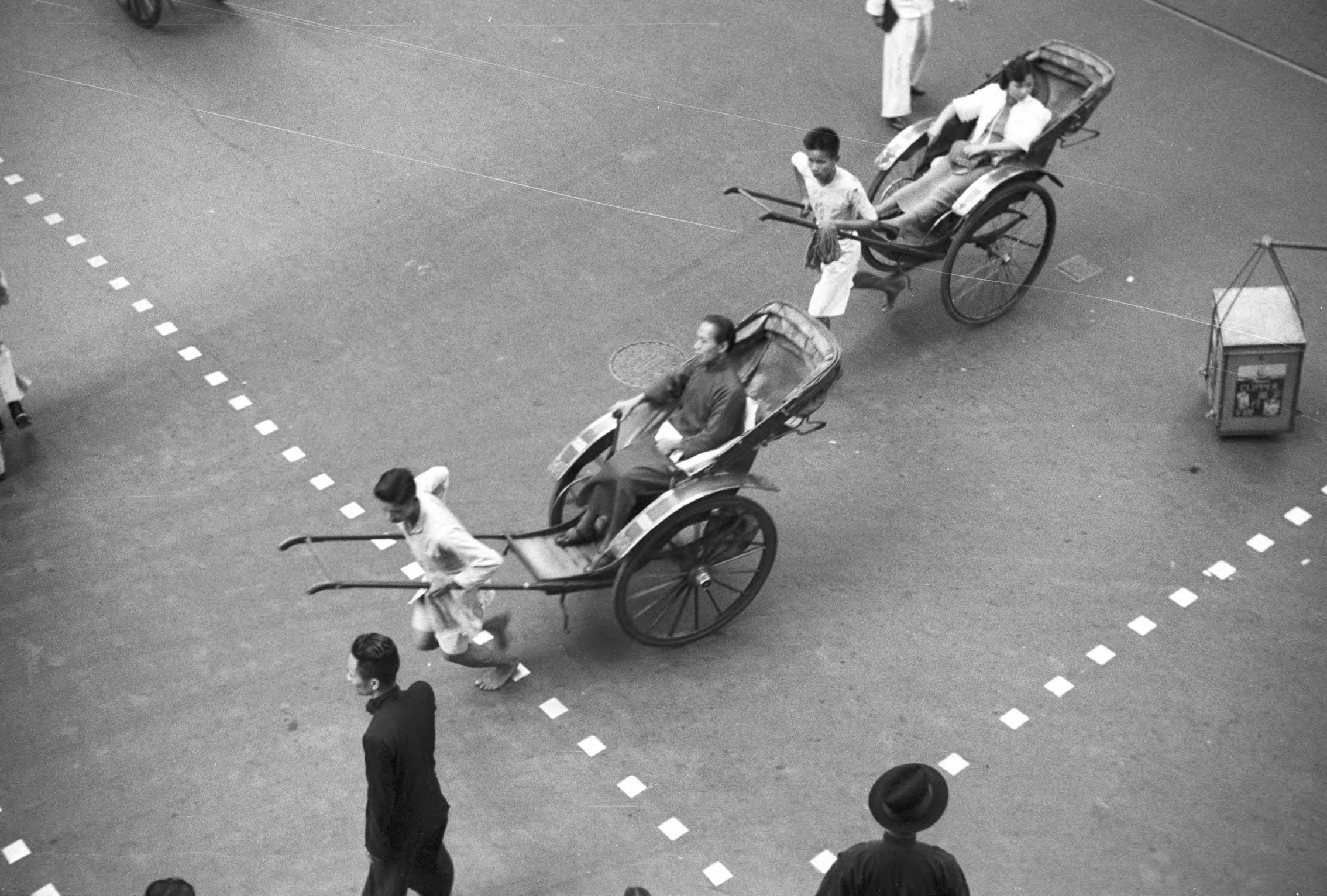 【JPG清晰版】._香港，街上的人力车