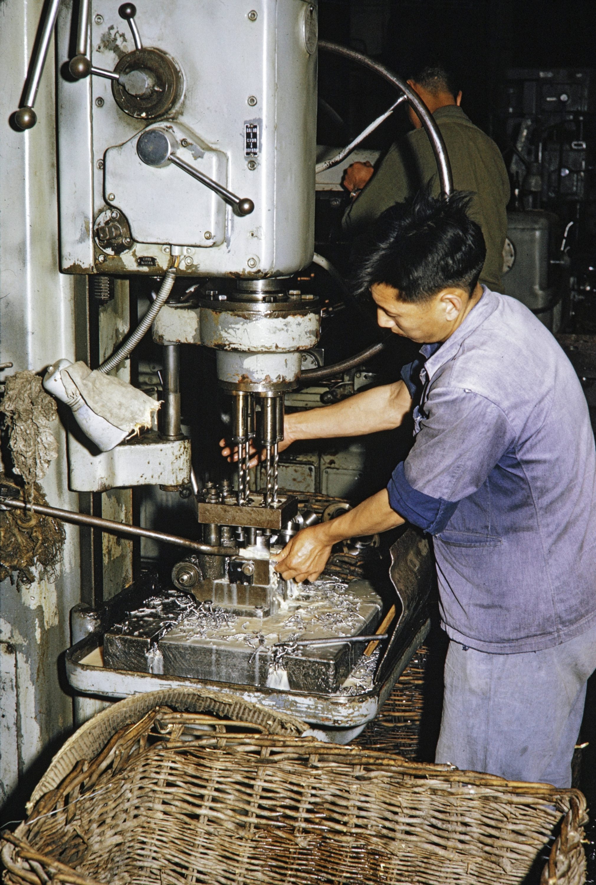 【JPG清晰版】._洛阳工厂工人操作机器