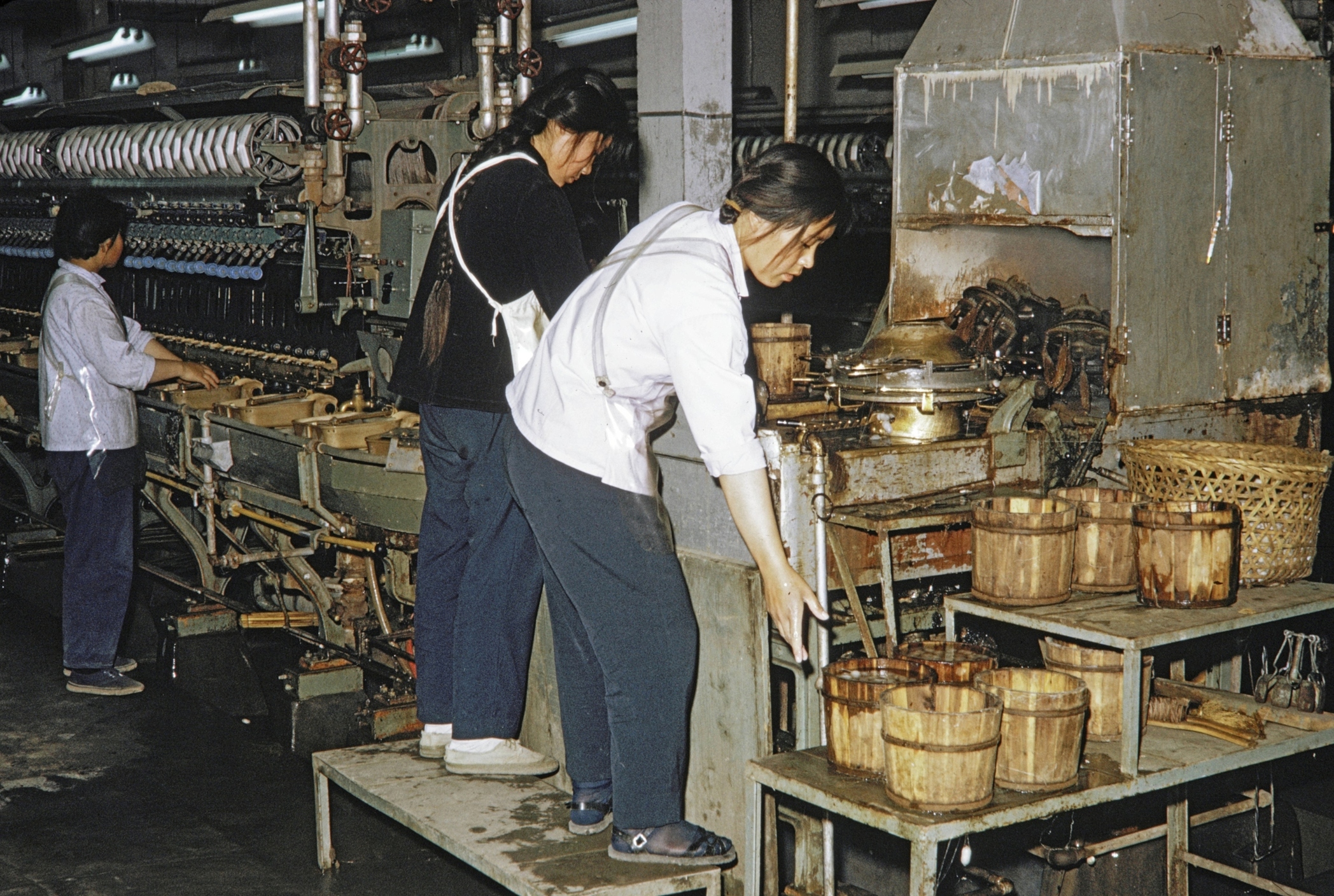 【JPG清晰版】._延安工厂的工人们正在松开蚕茧丝