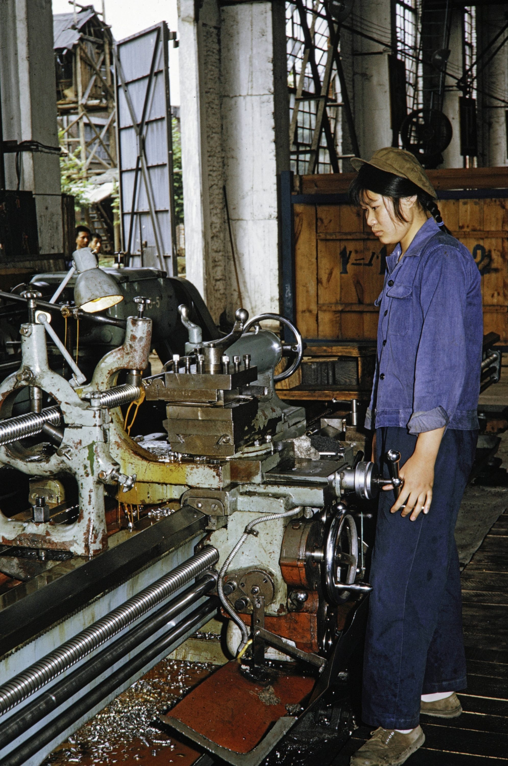 【JPG清晰版】._衡阳工厂工人操作机器