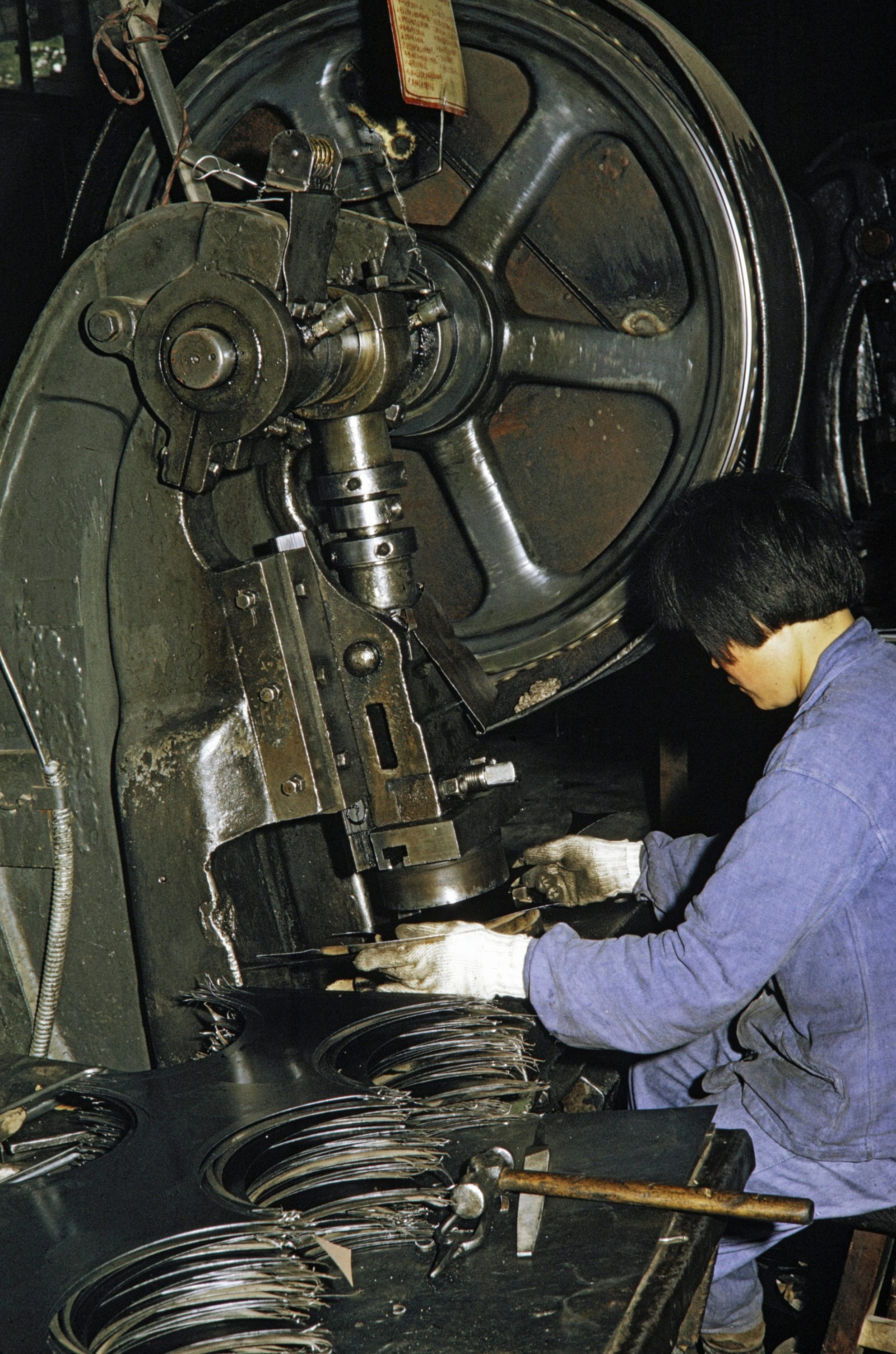 【JPG清晰版】._西安工厂的工人操作模切机