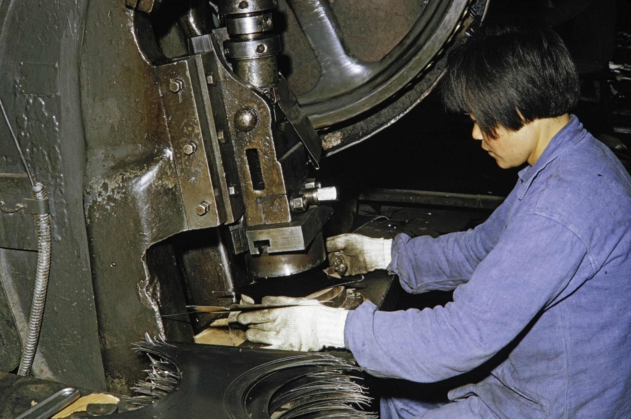 【JPG清晰版】._西安工厂的工人操作模切机