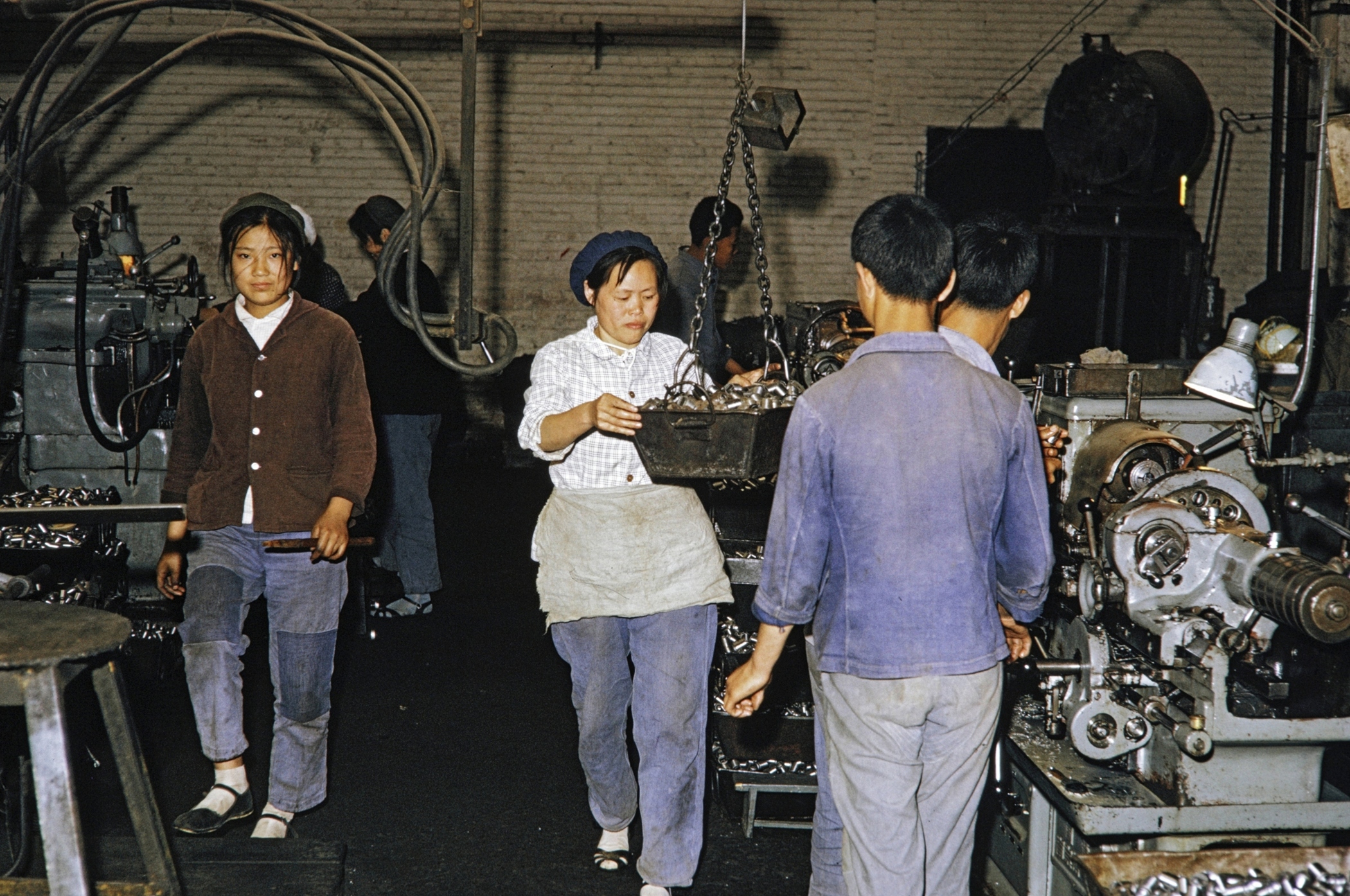 【JPG清晰版】._洛阳拖拉机厂工人生产零部件