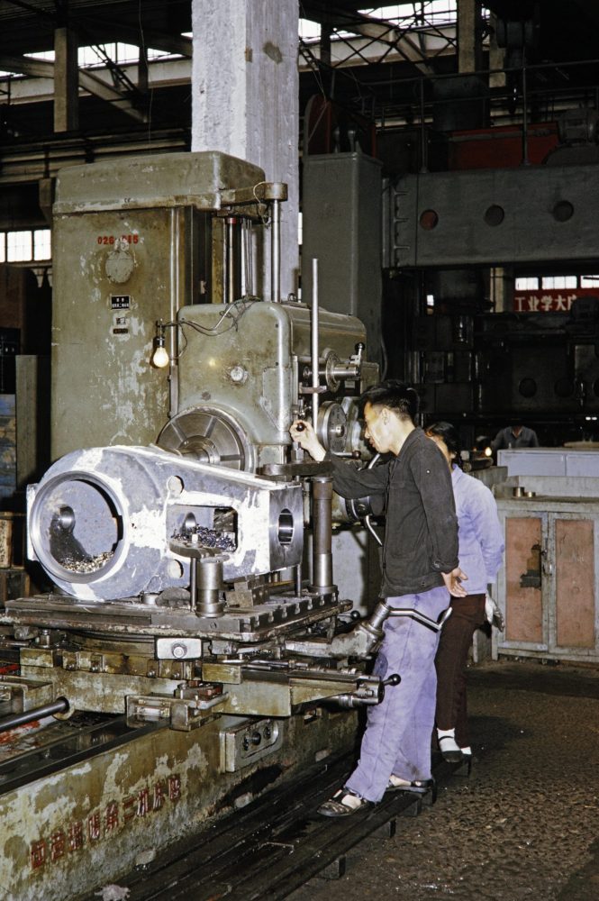 【JPG清晰版】._衡阳工厂工人操作机器 【JPG清晰版】._衡阳工厂工人操作机器