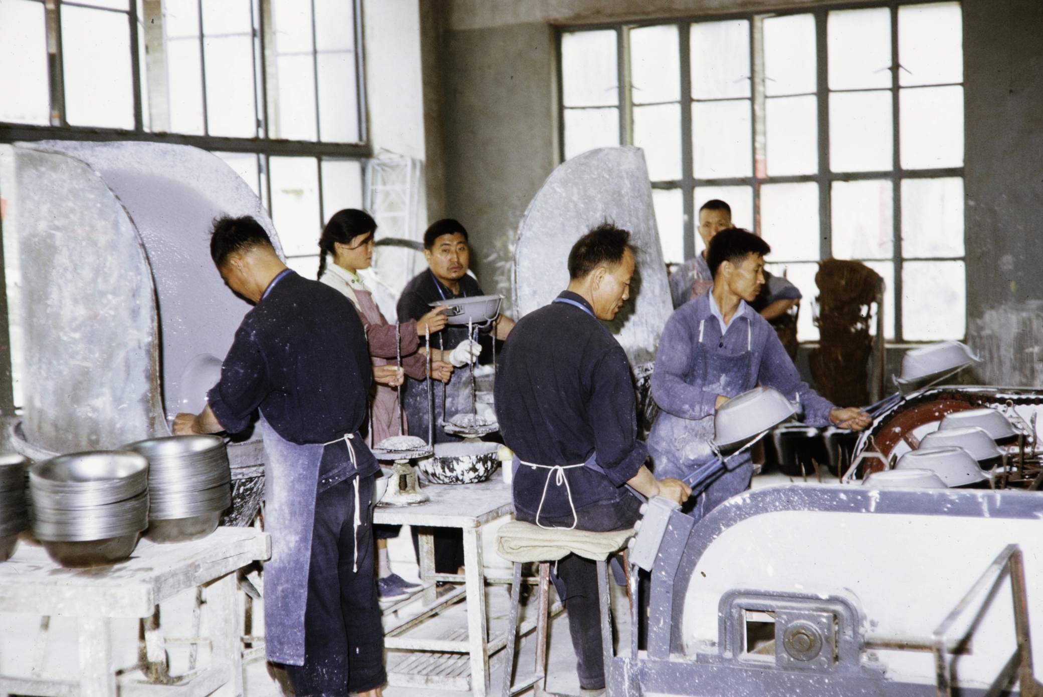 【JPG清晰版】._西安工厂的工人们正在喷漆碗