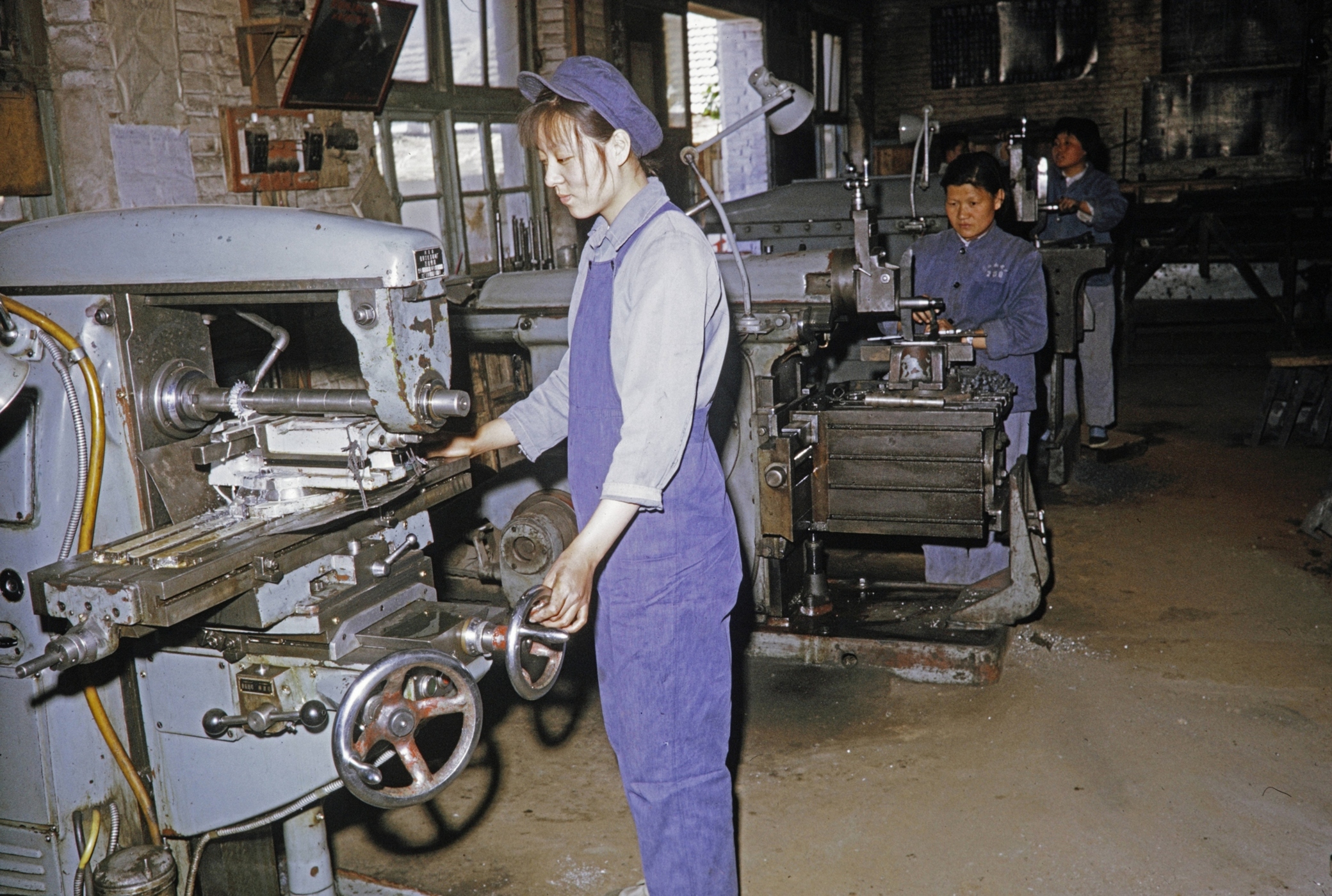 【JPG清晰版】._公社女工操作机器