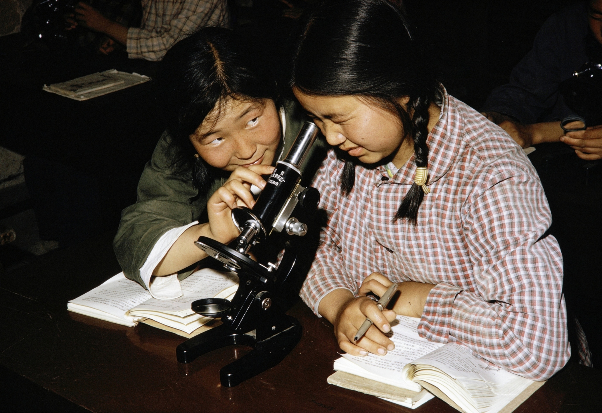 【JPG清晰版】._学生在科学课上使用显微镜