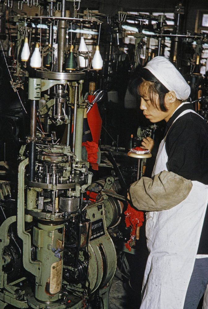 【JPG清晰版】._纺织工人在工厂生产袜子 【JPG清晰版】._纺织工人在工厂生产袜子