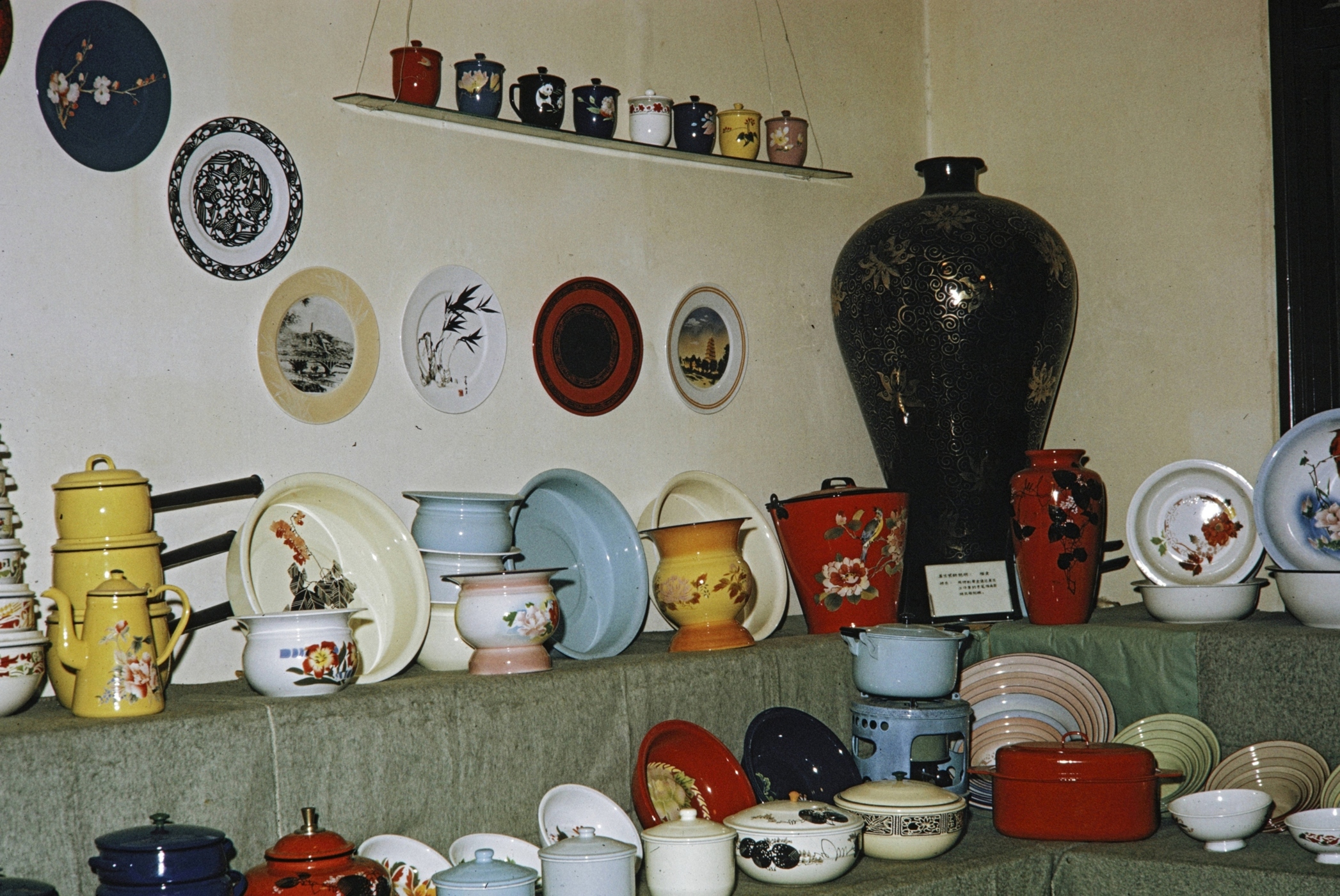 【JPG清晰版】._瓷器、花瓶和厨具展示