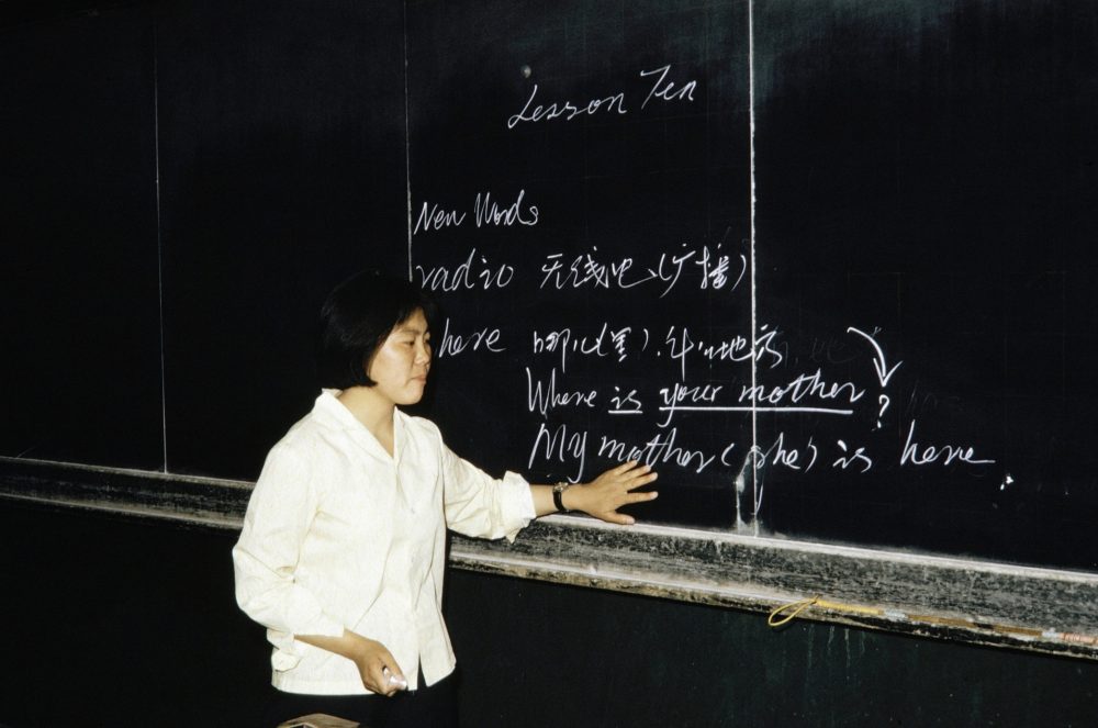 【JPG清晰版】._北京，一名英语老师正在给学生们上课