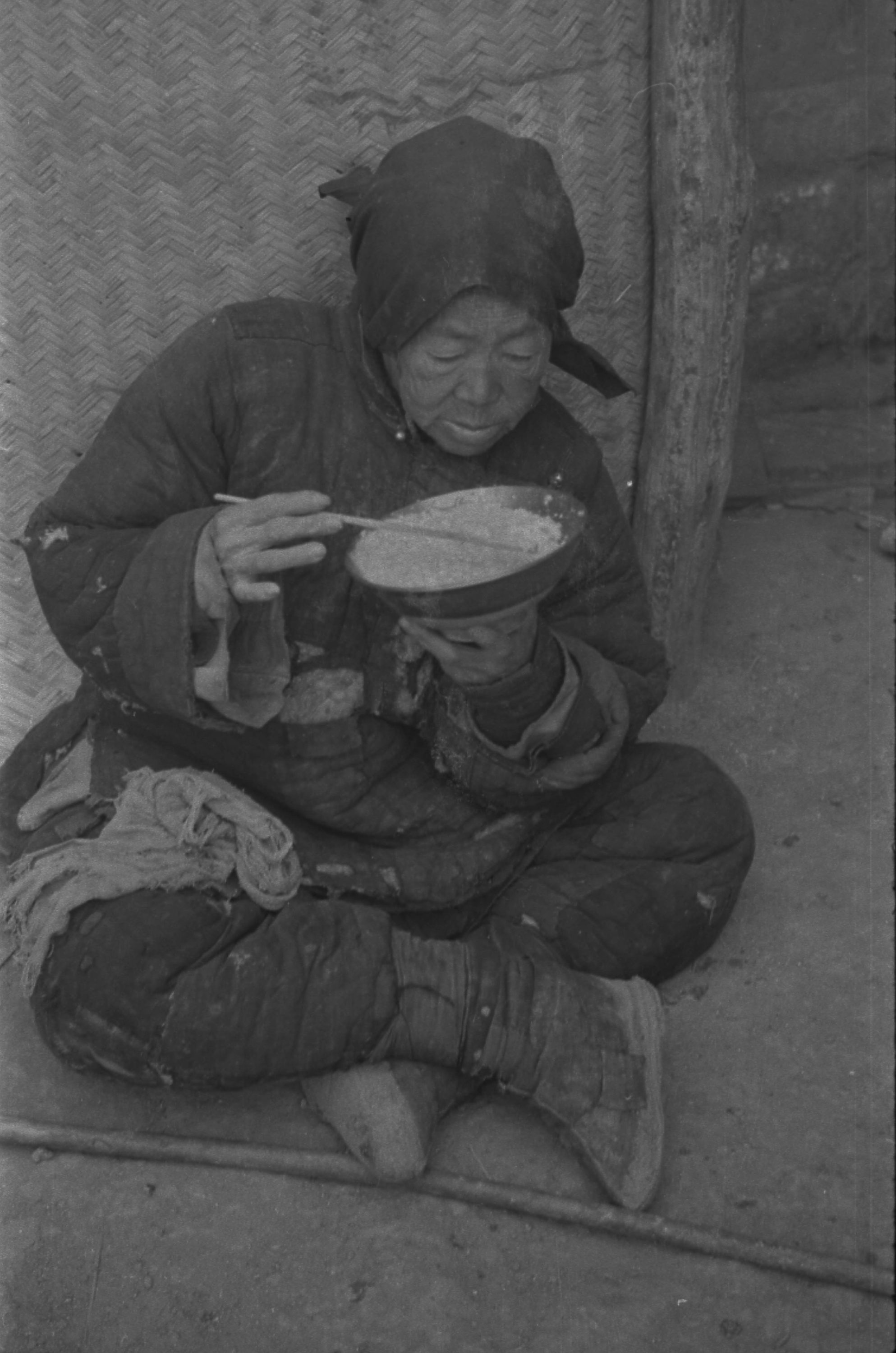 【JPG清晰版】._河南省，老年妇女端着一碗米饭